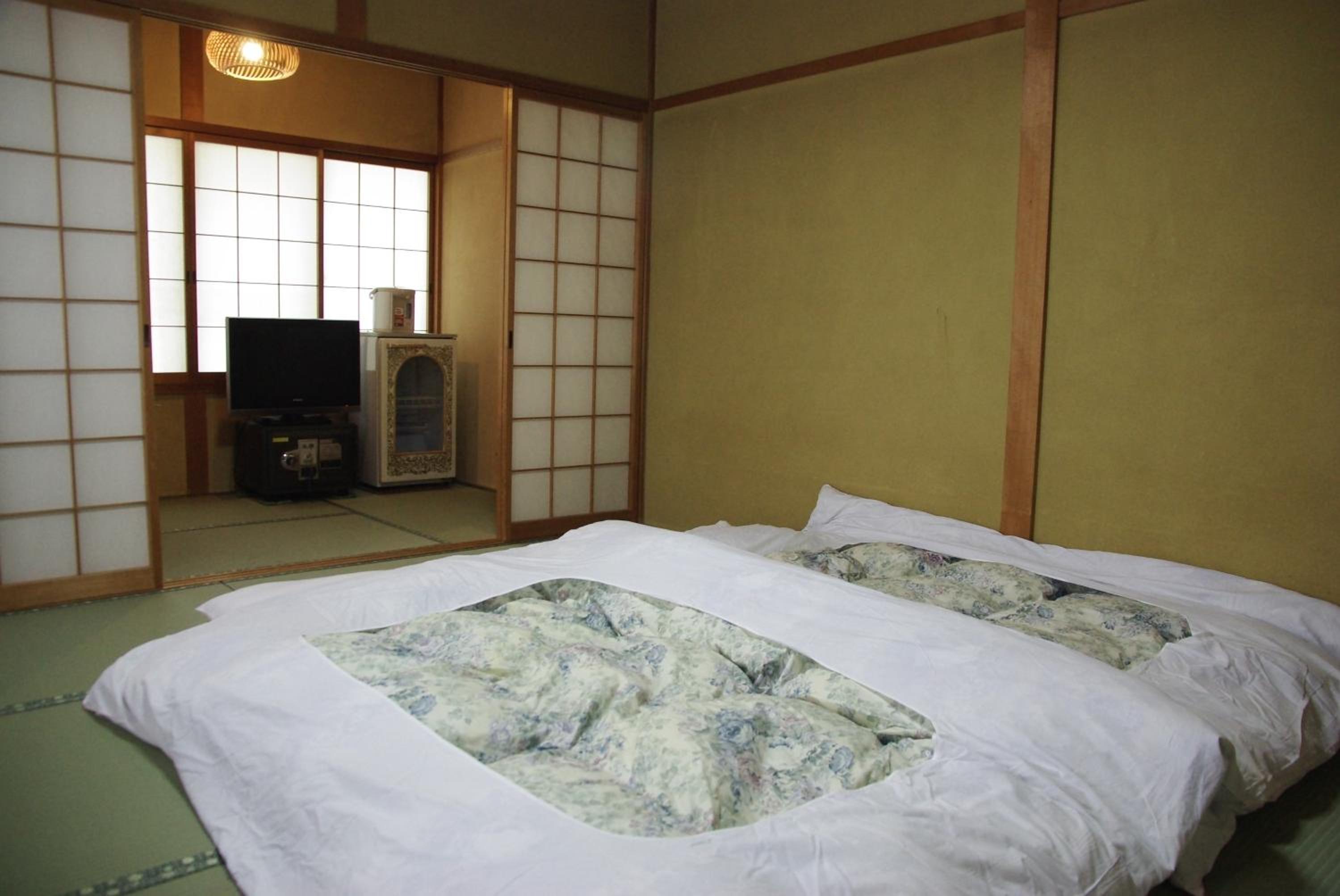 Japanese-Style Superior Twin Room with Private Bathroom photo 3