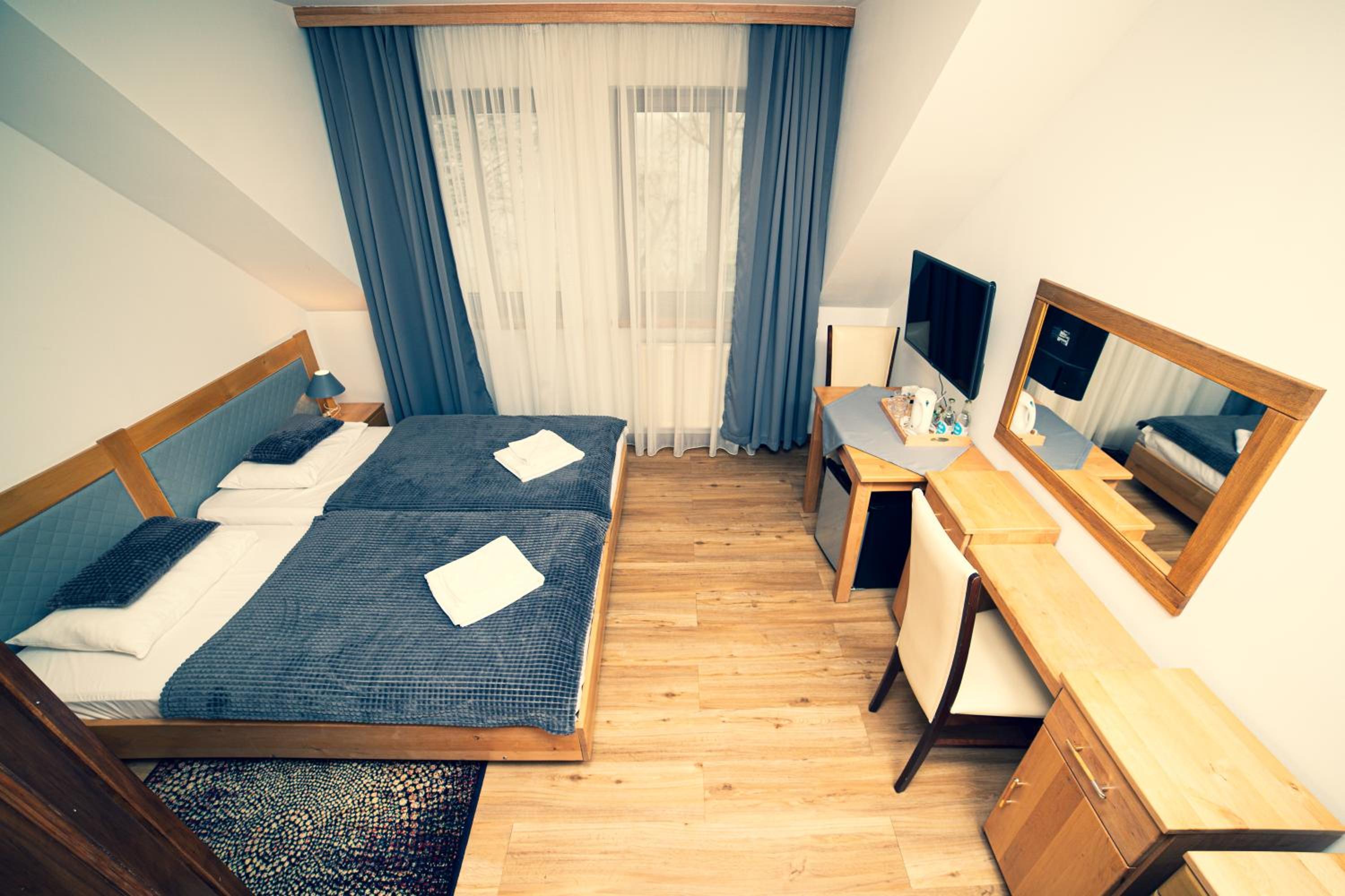 Twin Room - Photo 8