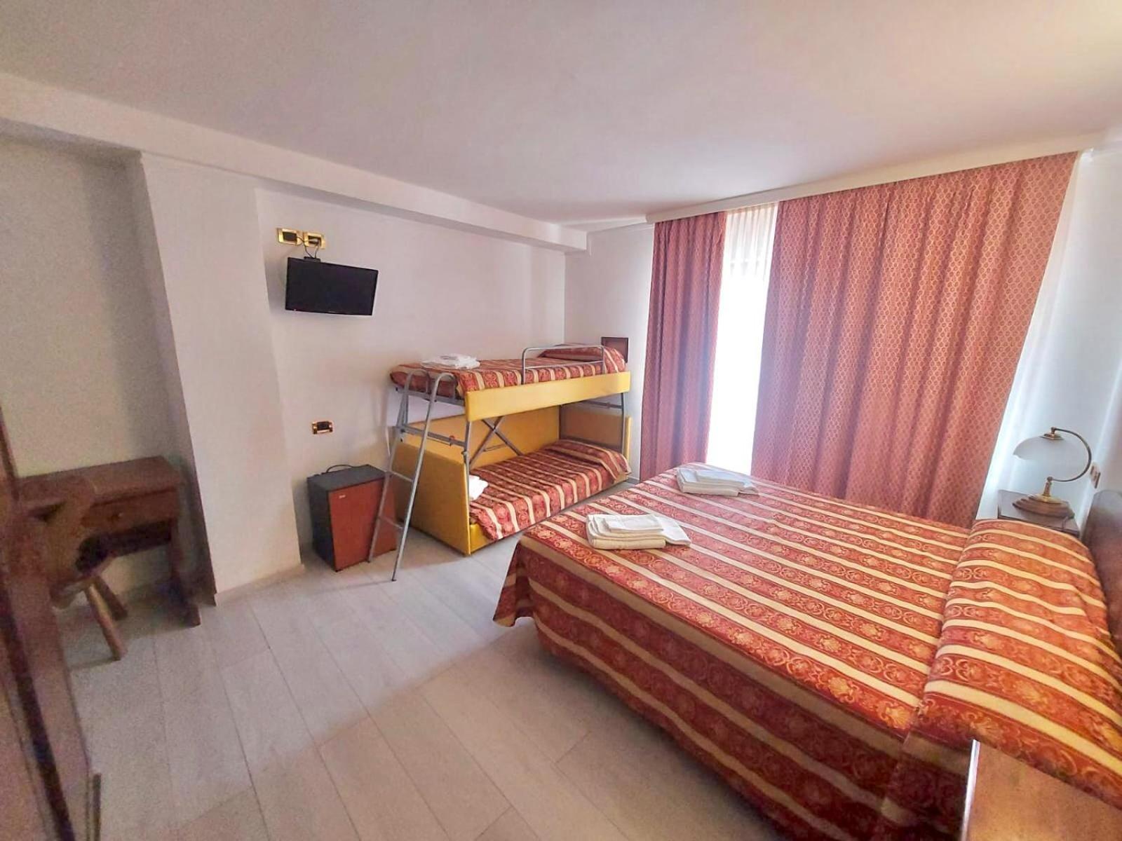 Classic Quadruple Room - Photo 4