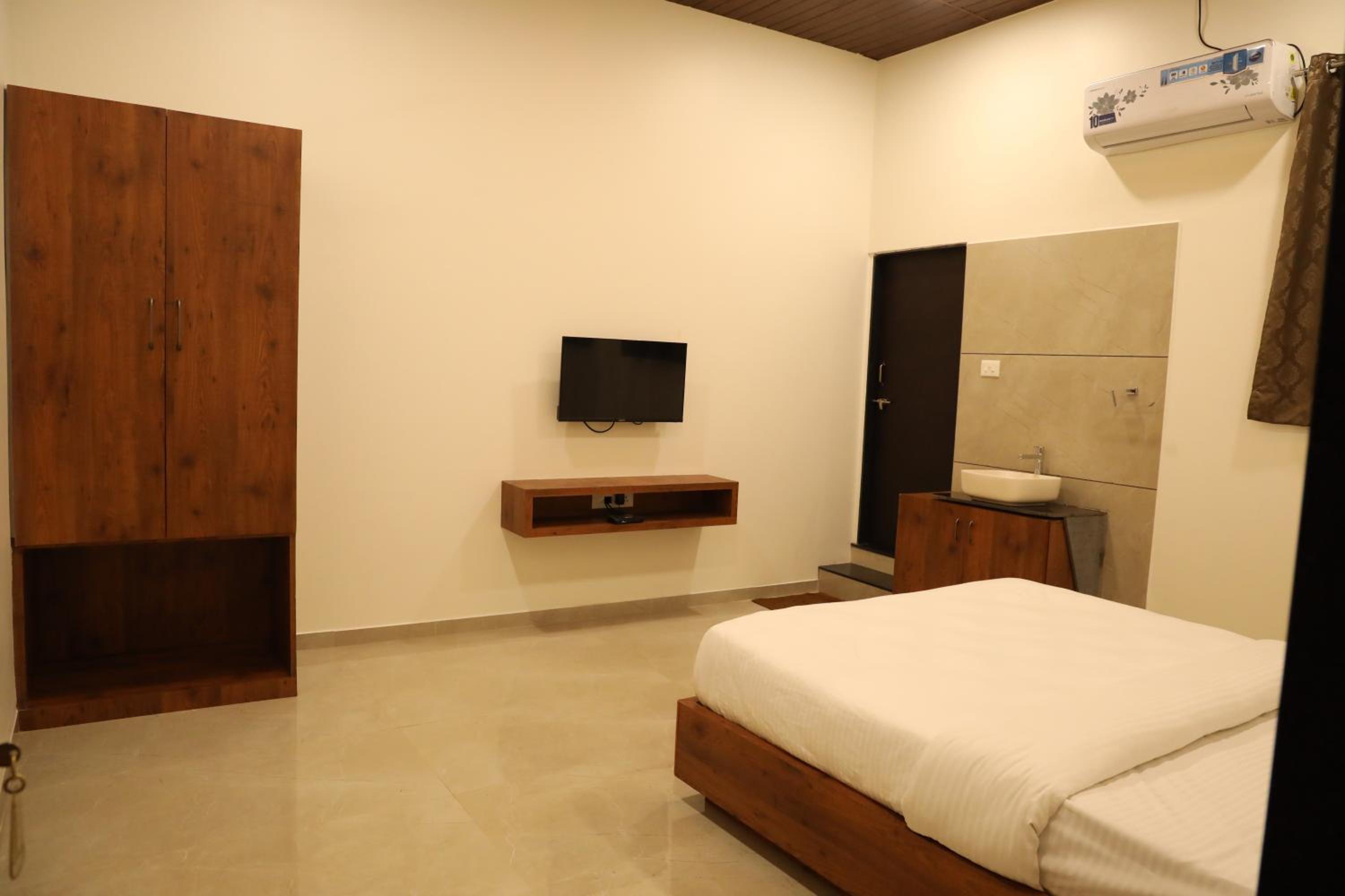 Deluxe Non AC Room - Photo 2