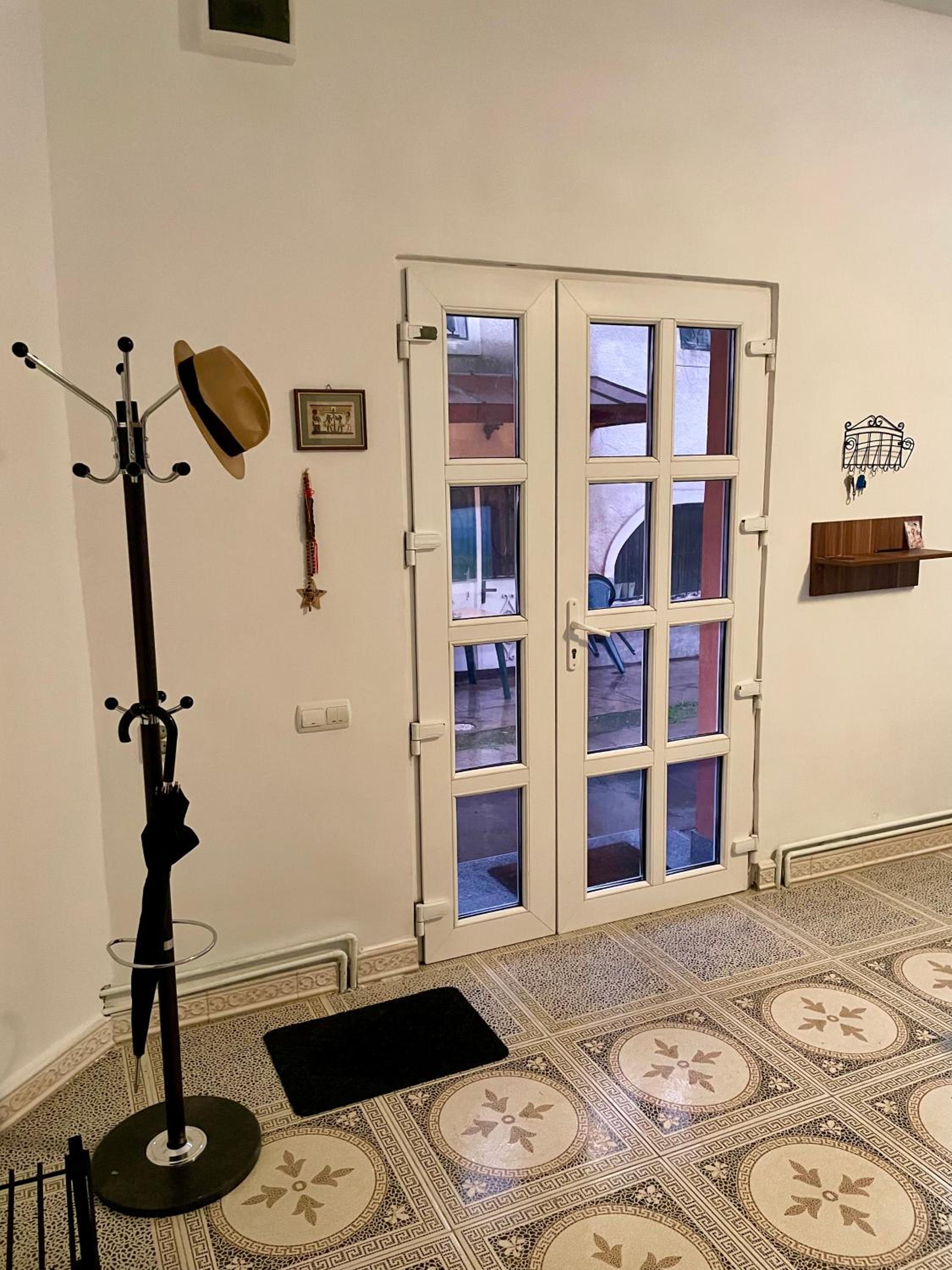 One-Bedroom Apartment - Photo 2