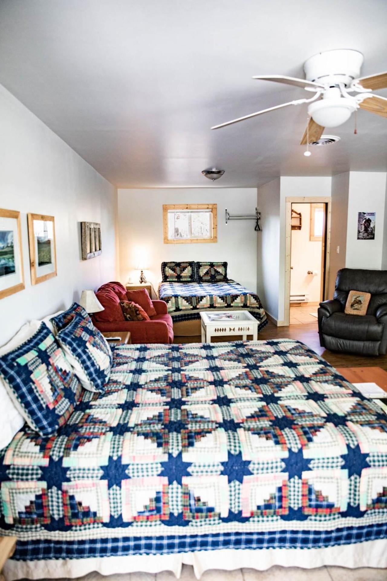 Suite - Photo 1