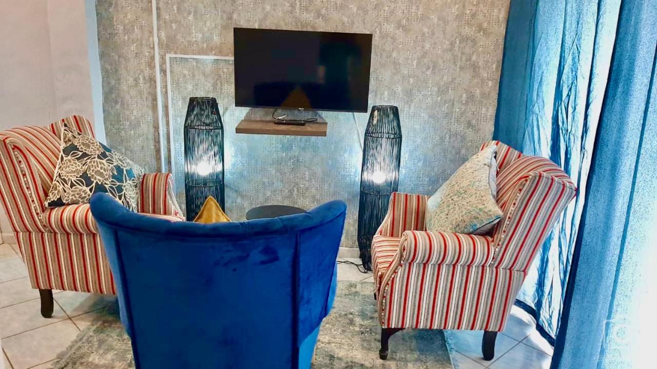 Superior Family Room - Photo 1
