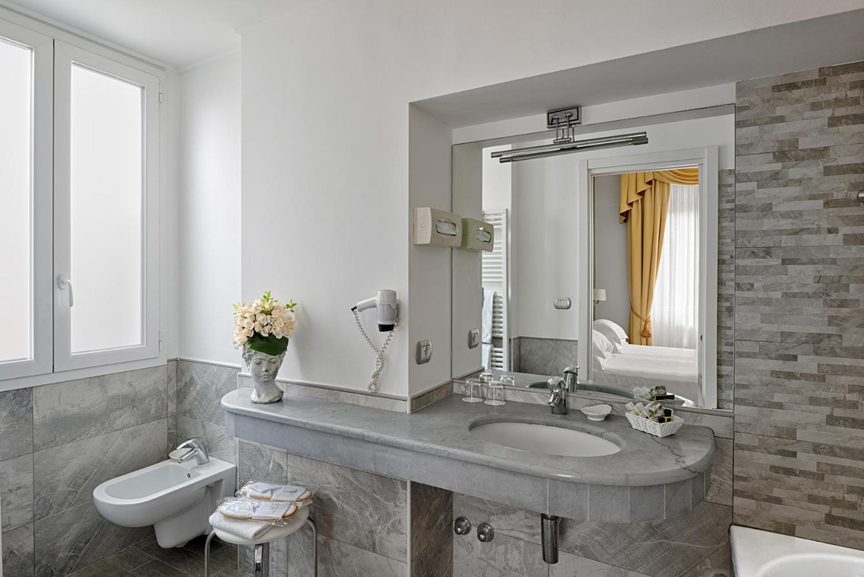 Triple Room with Balcony - Photo 6