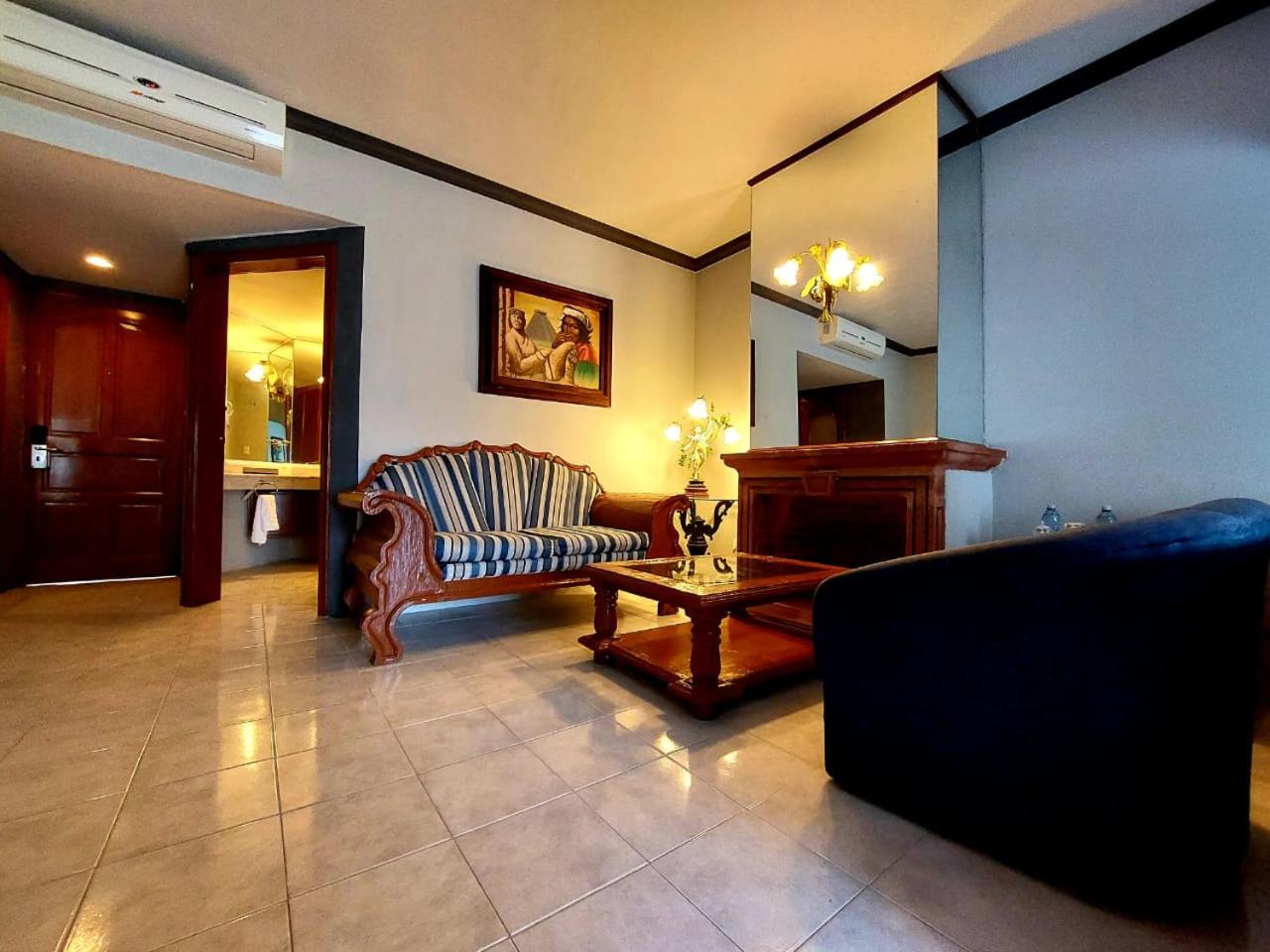 Deluxe Double or Twin Room with Pool Access photo 1