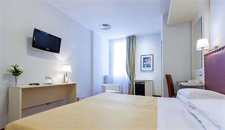 Standard Double Room - Photo 7