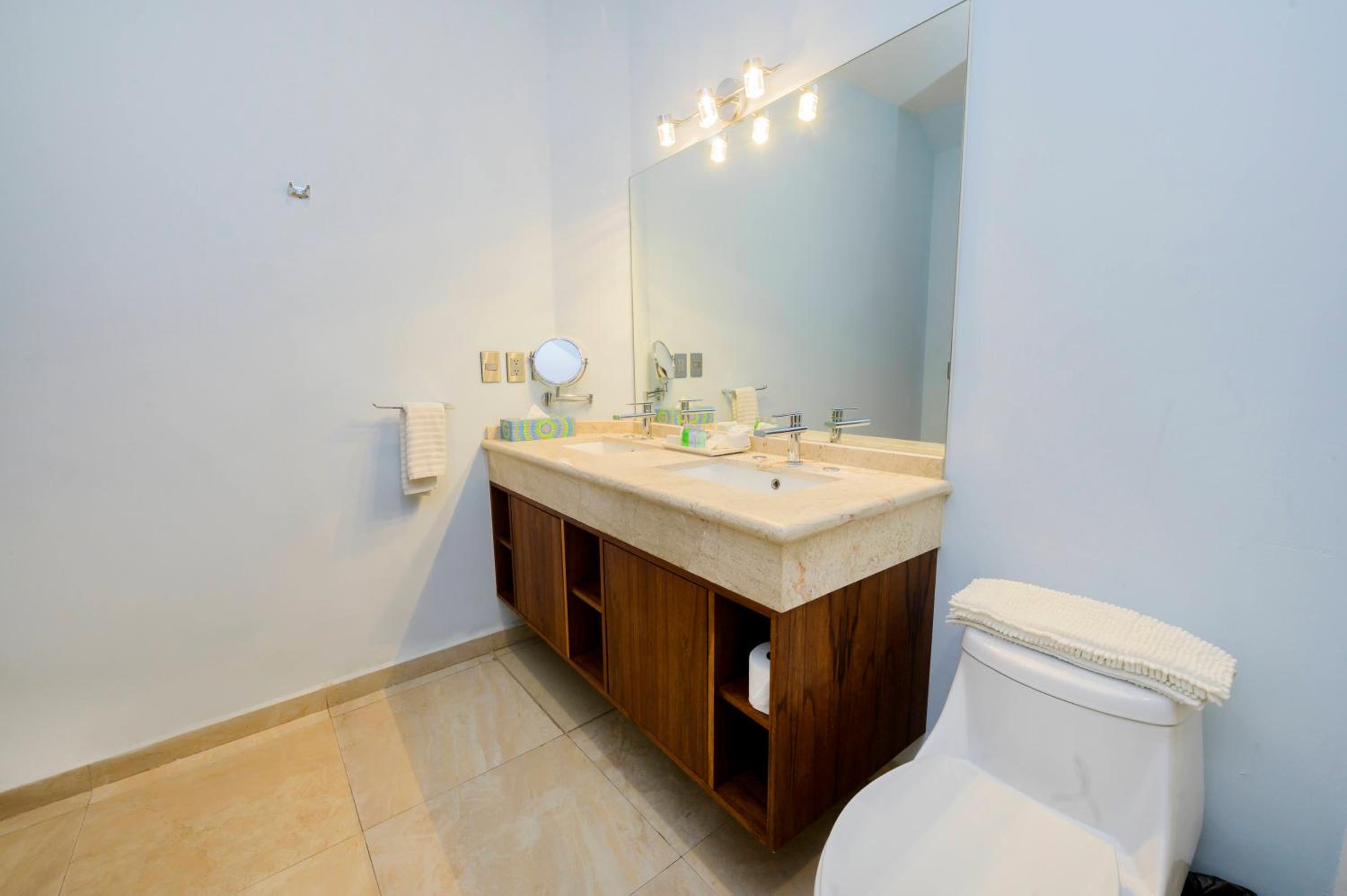 Deluxe Suite - Photo 12