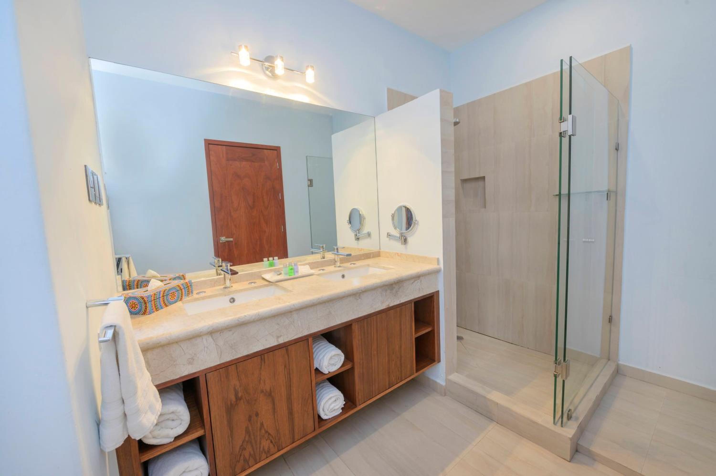 Deluxe Suite - Photo 9