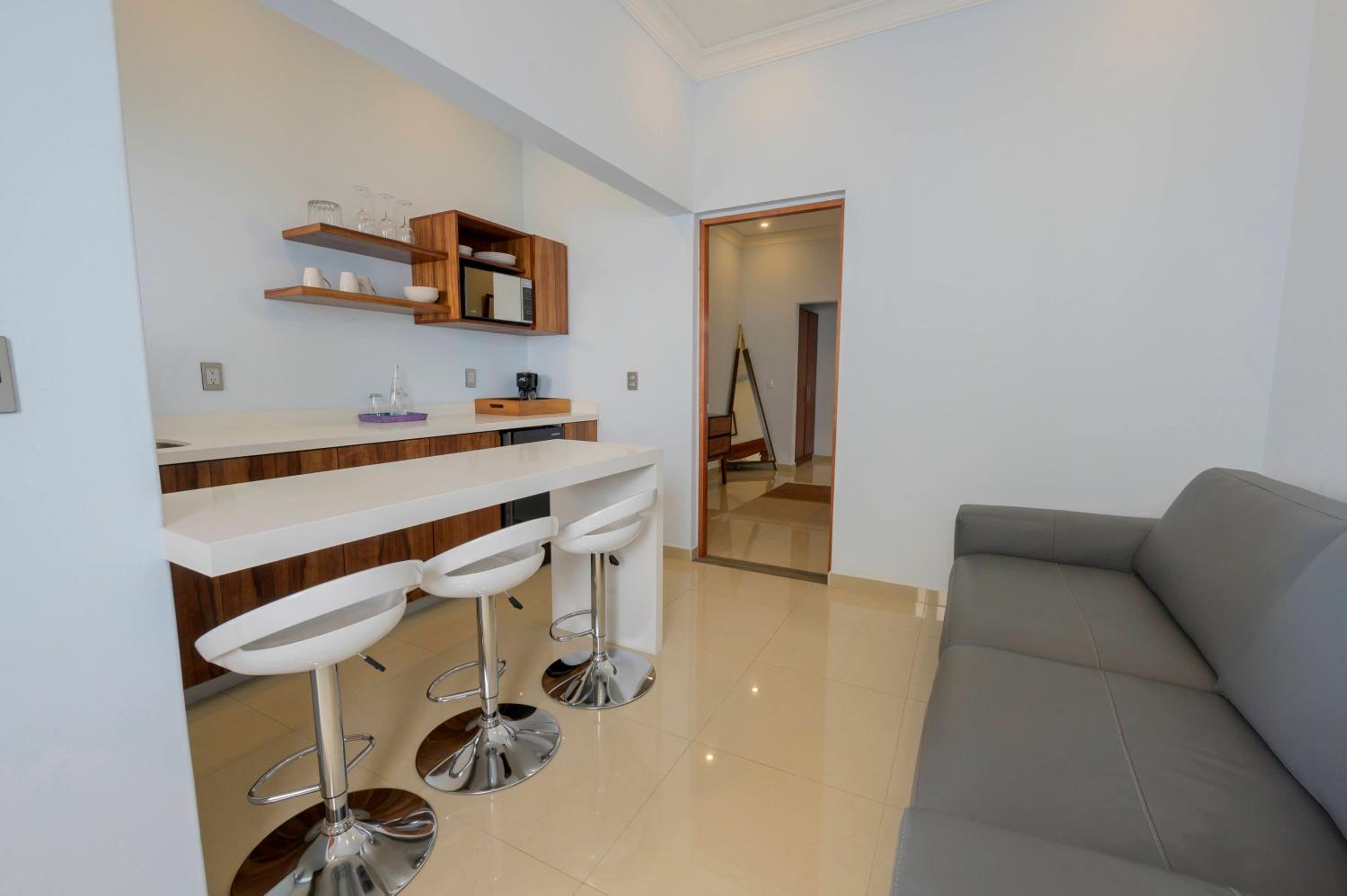 Deluxe Queen Suite - Photo 8