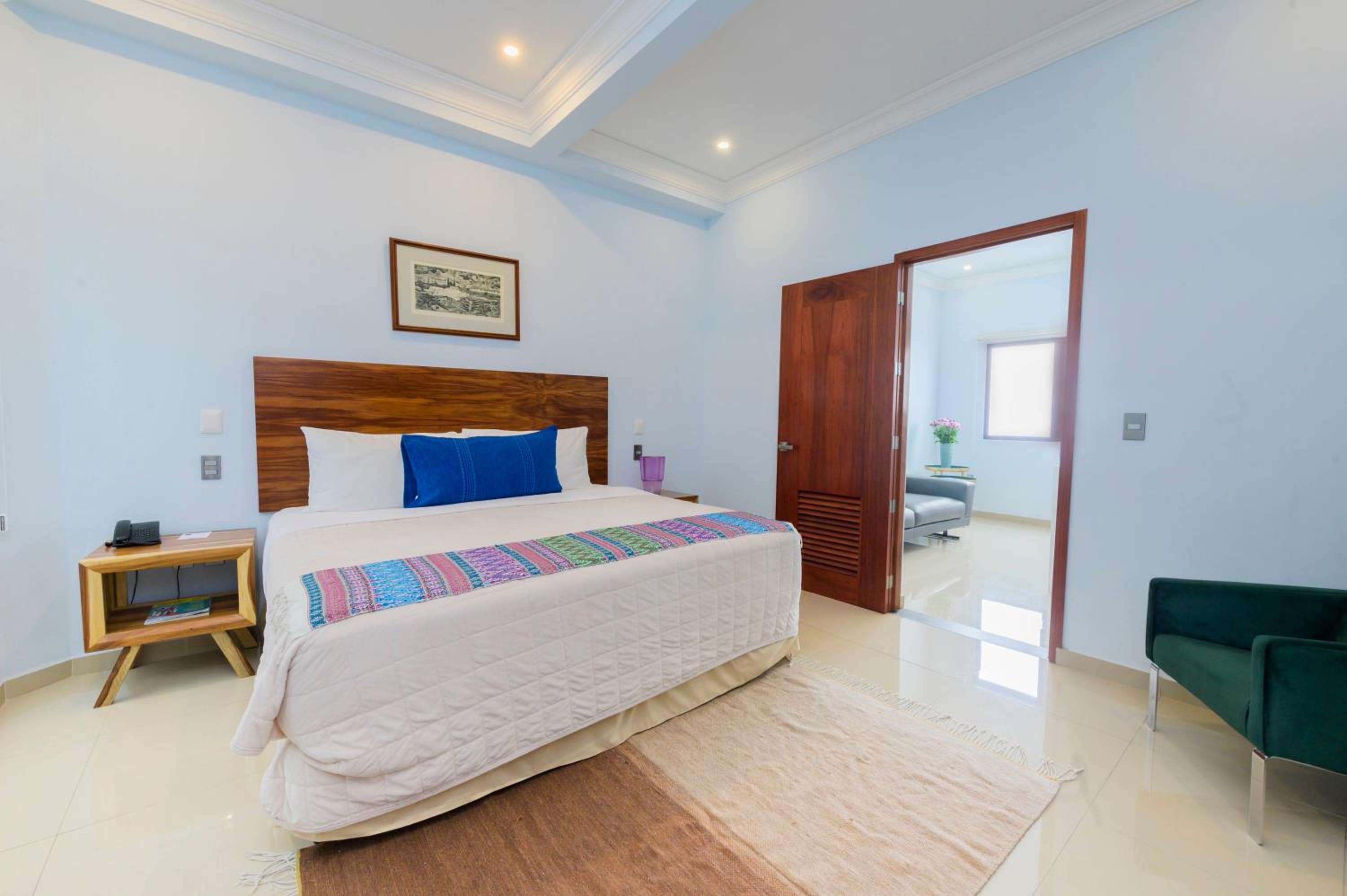 Deluxe Queen Suite - Photo 7