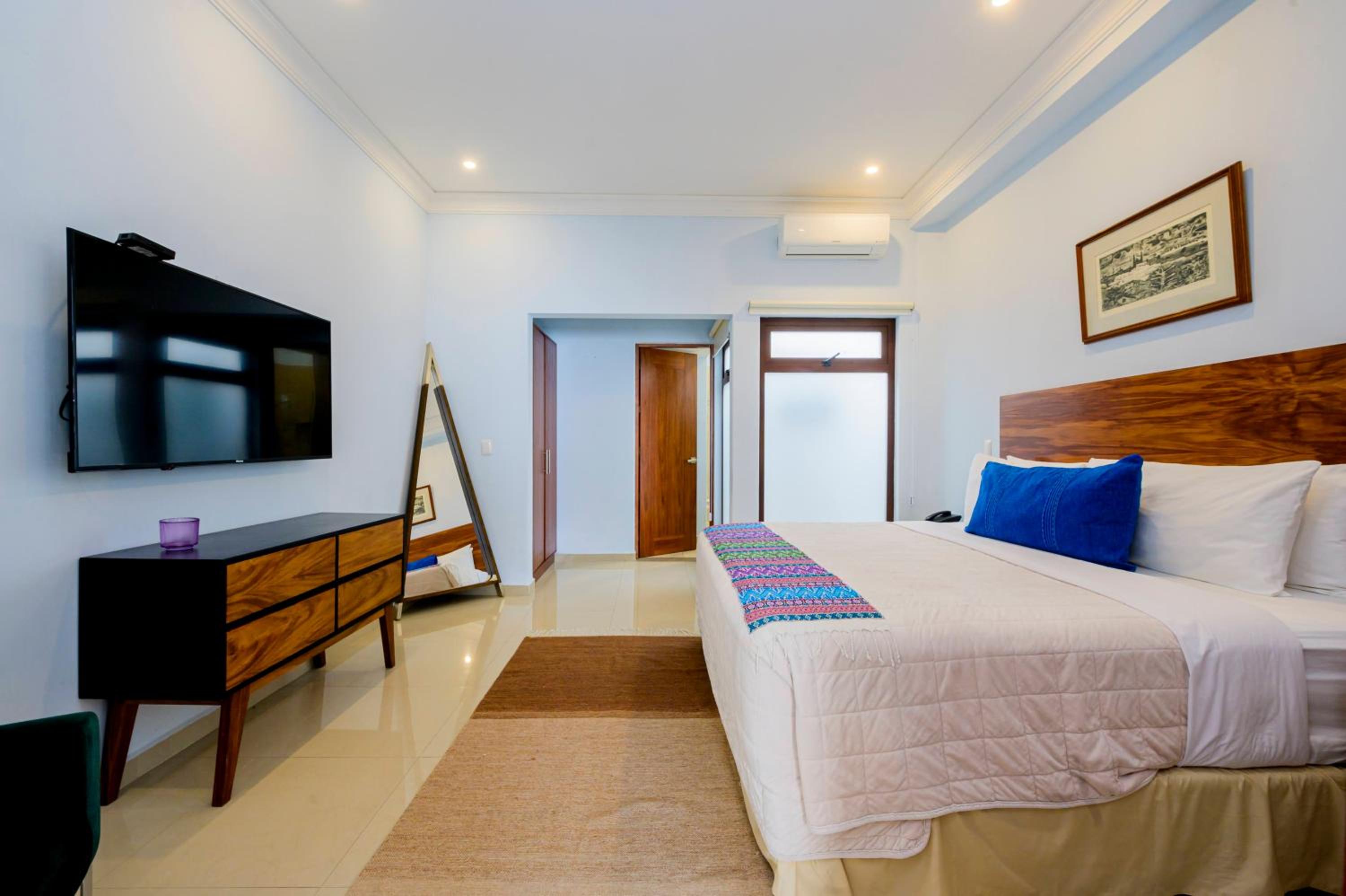 Deluxe Queen Suite - Photo 5