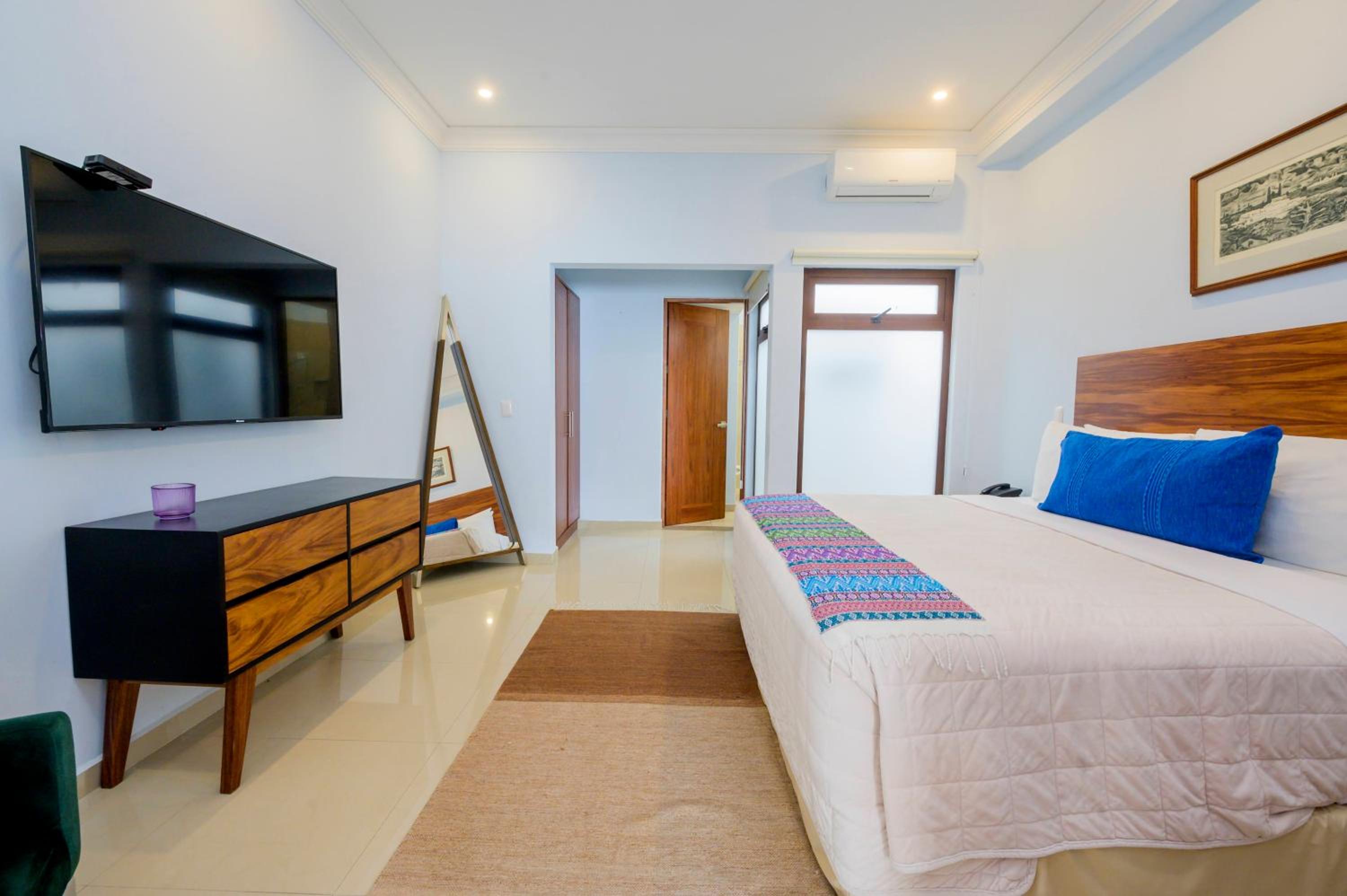 Deluxe Queen Suite - Photo 3