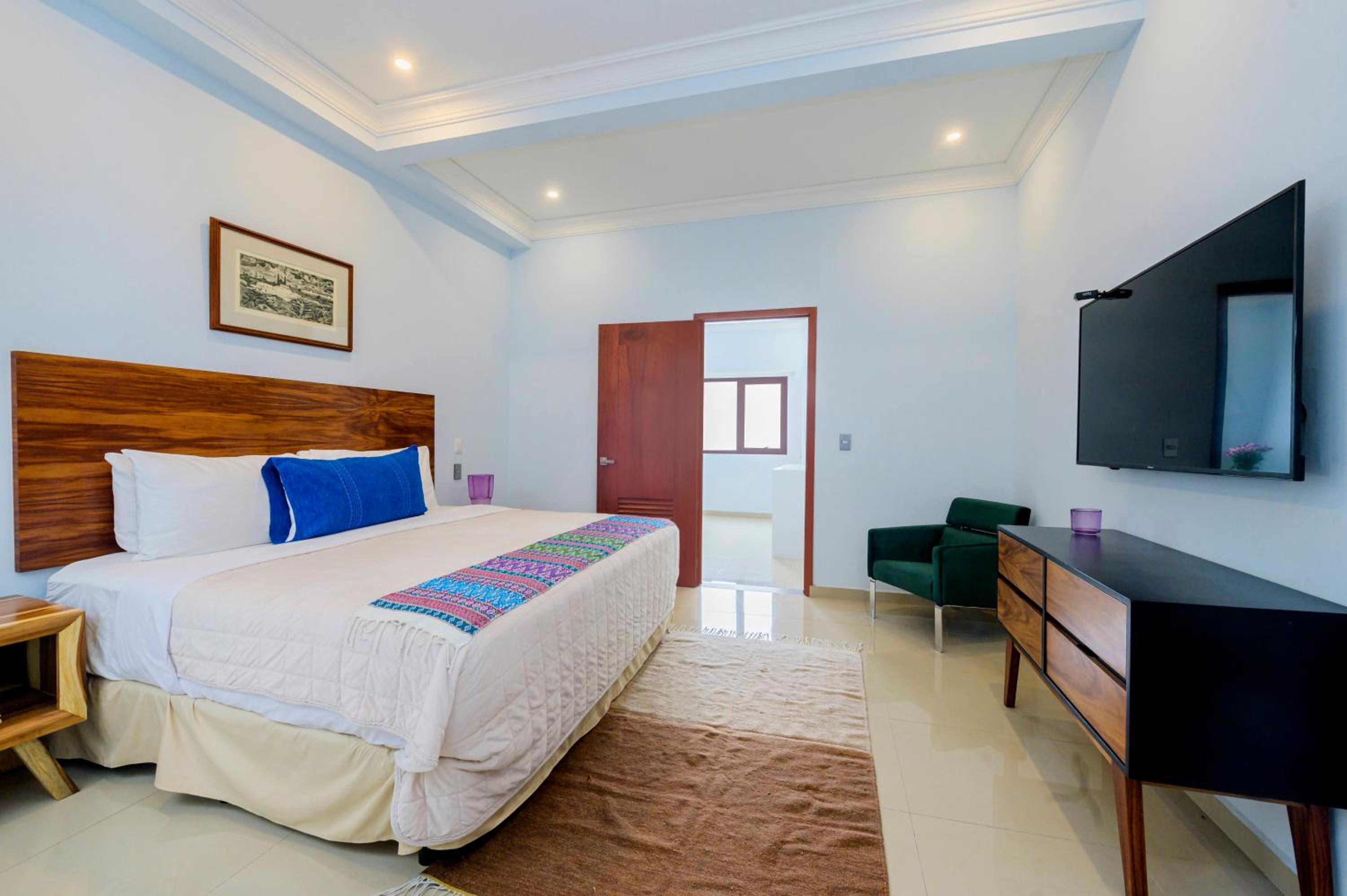 Deluxe Queen Suite - Photo 2