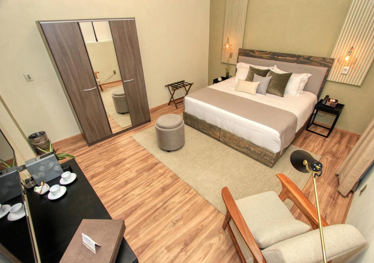 Deluxe King Suite photo 3