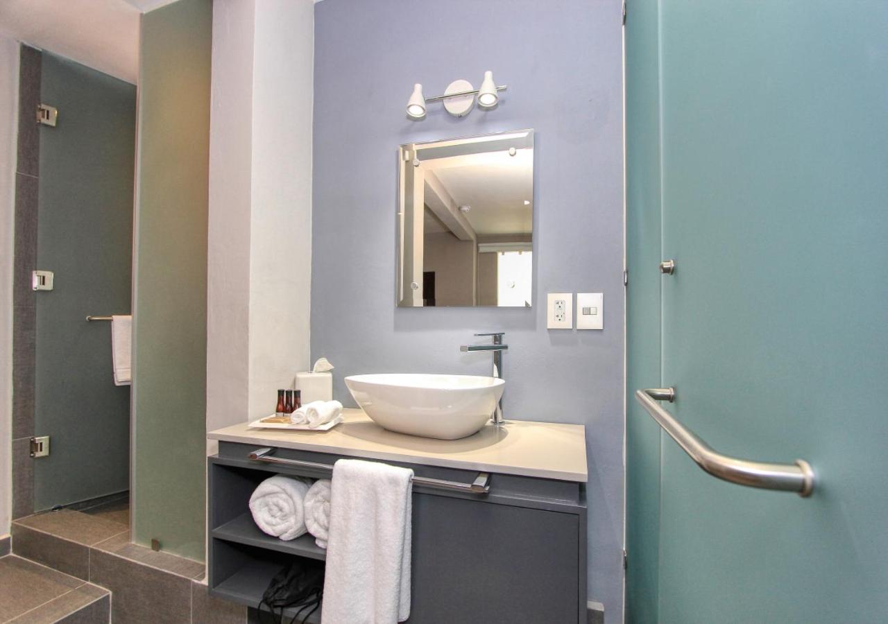 Suite - Photo 7