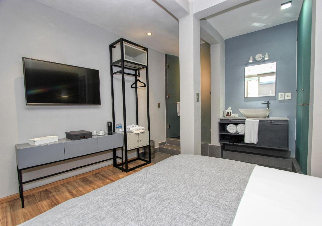 Suite - Photo 1