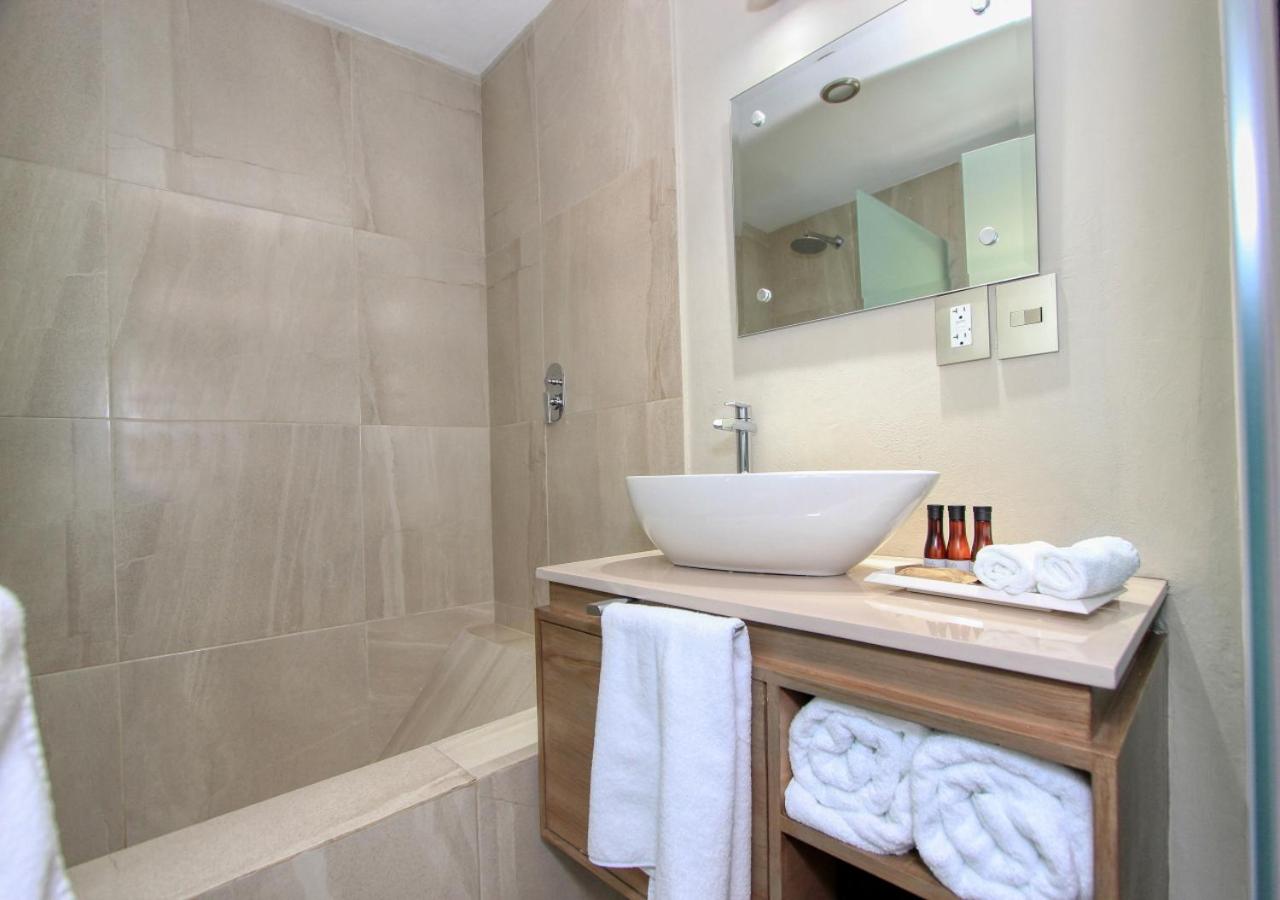 Deluxe Queen Suite - Photo 4