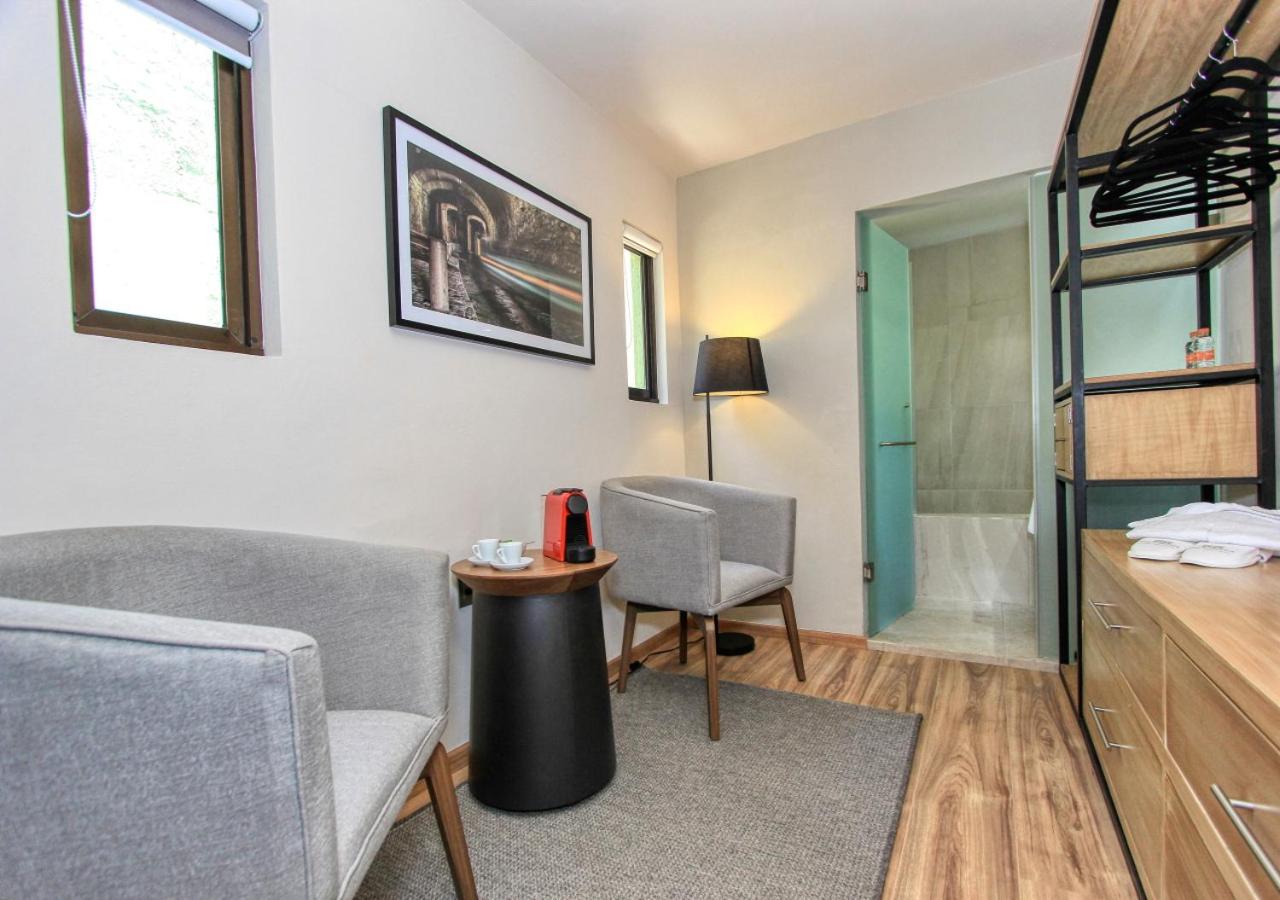 Deluxe Queen Suite - Photo 2