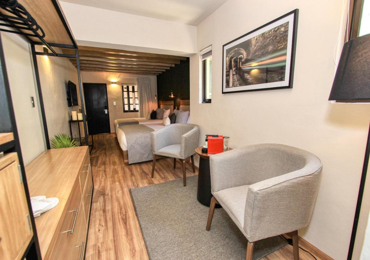 Deluxe Queen Suite - Photo 3
