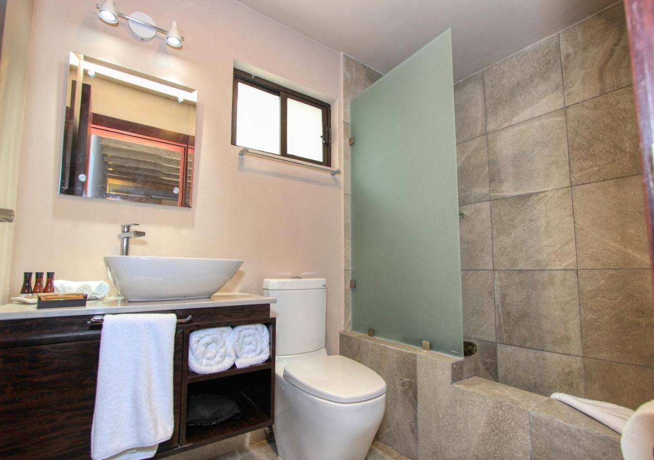Deluxe Queen Suite photo 2