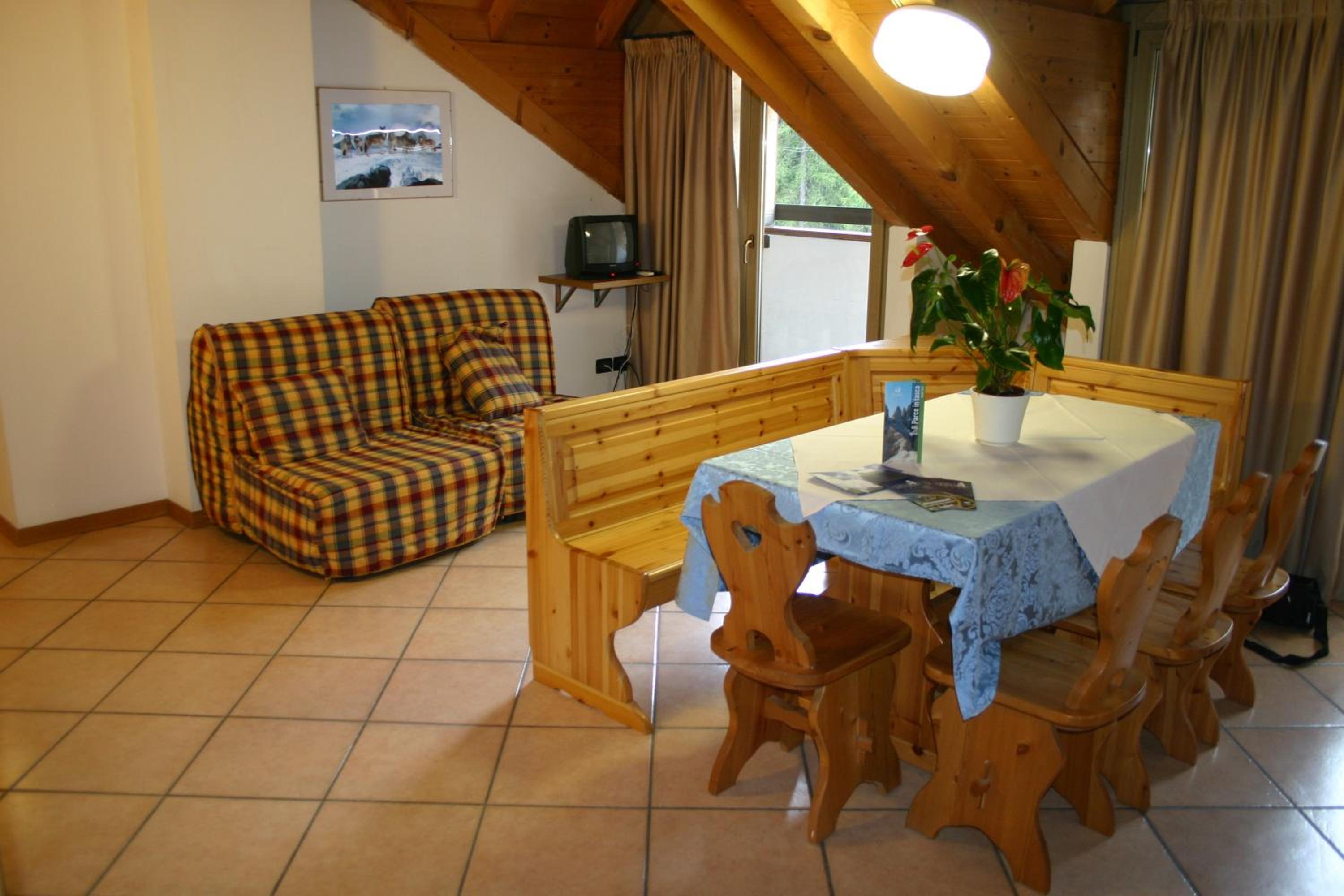 Two-Bedroom Apartment with Mountain View (6 Adults) photo 2
