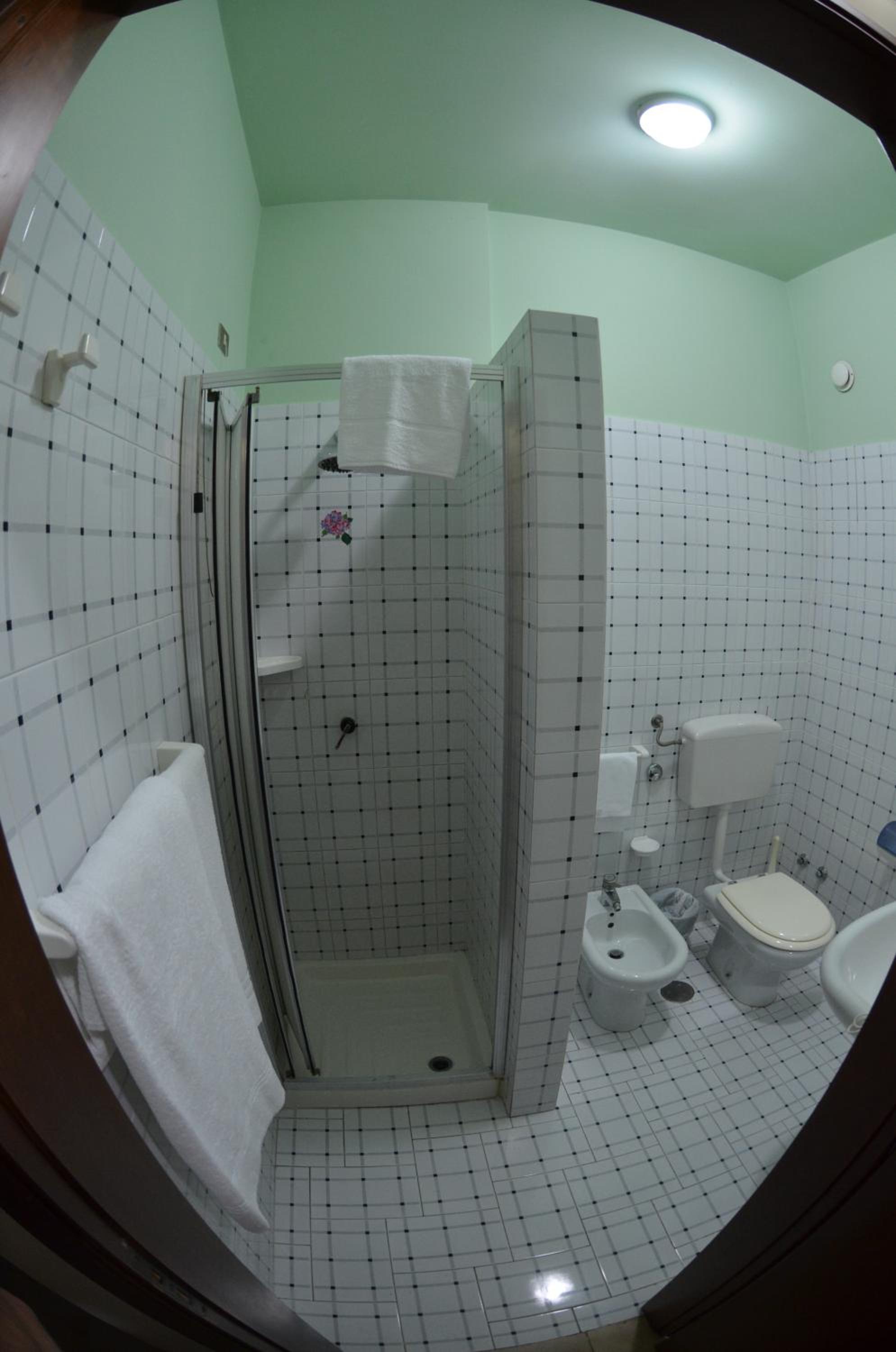 Quadruple Room - Photo 9