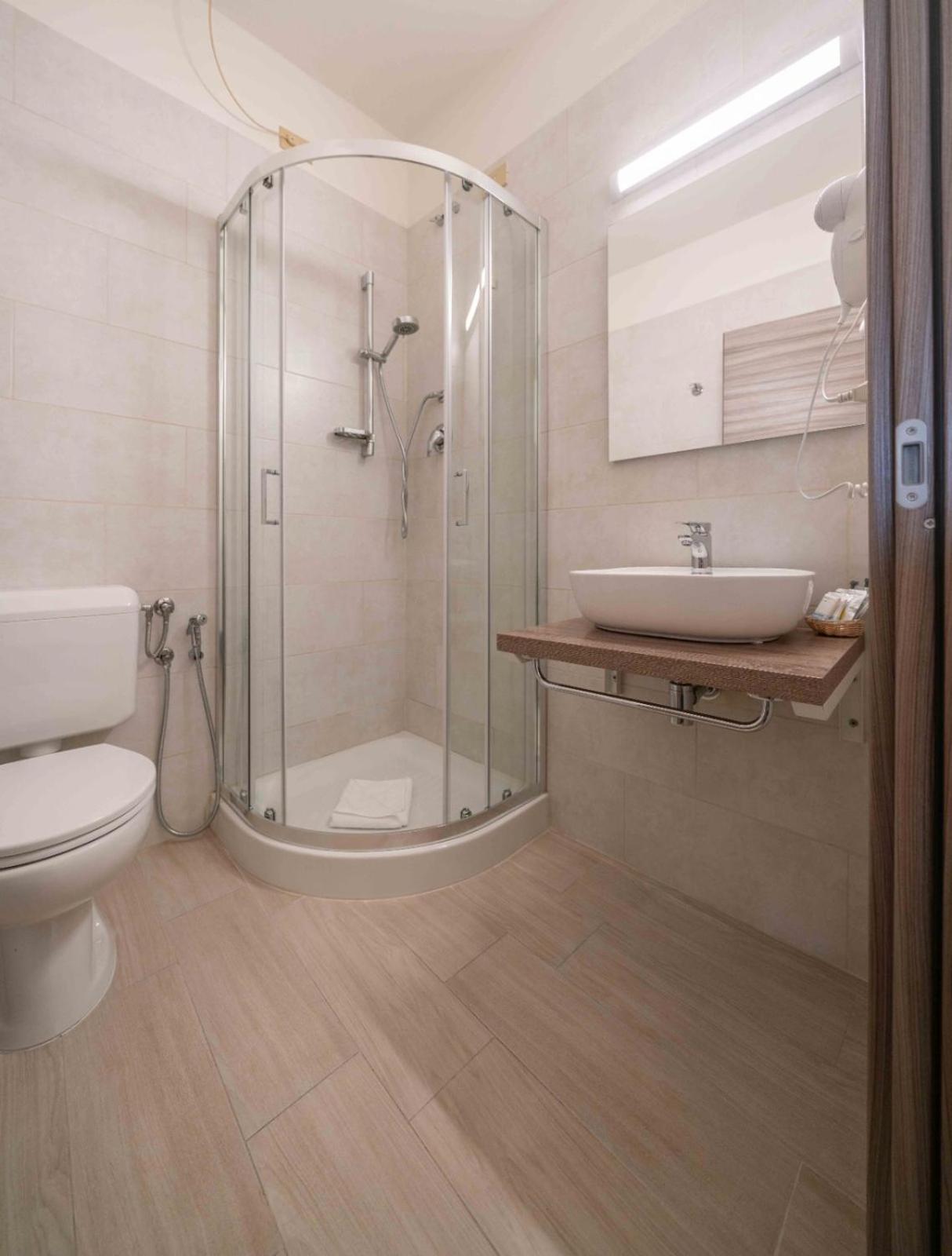 Triple Room - Photo 8