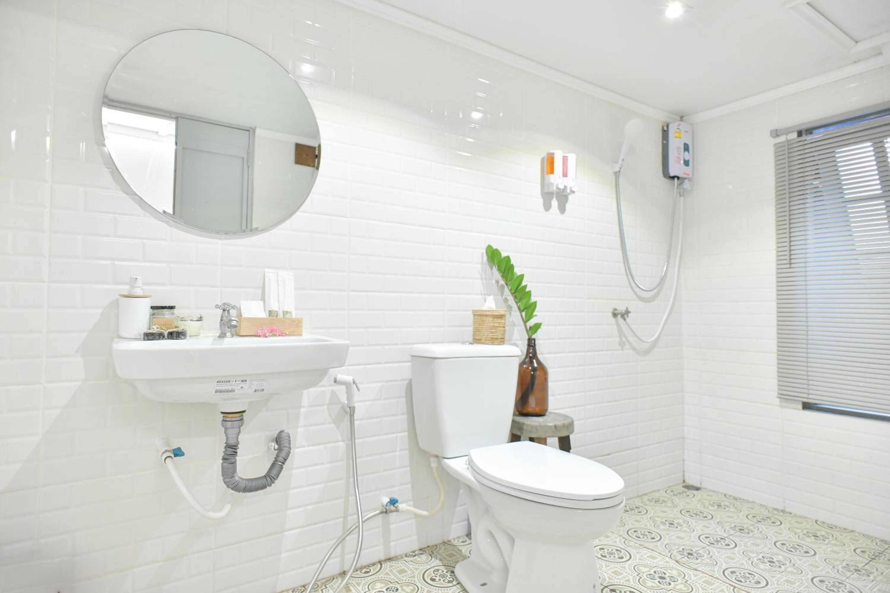 Deluxe King Room - Photo 17