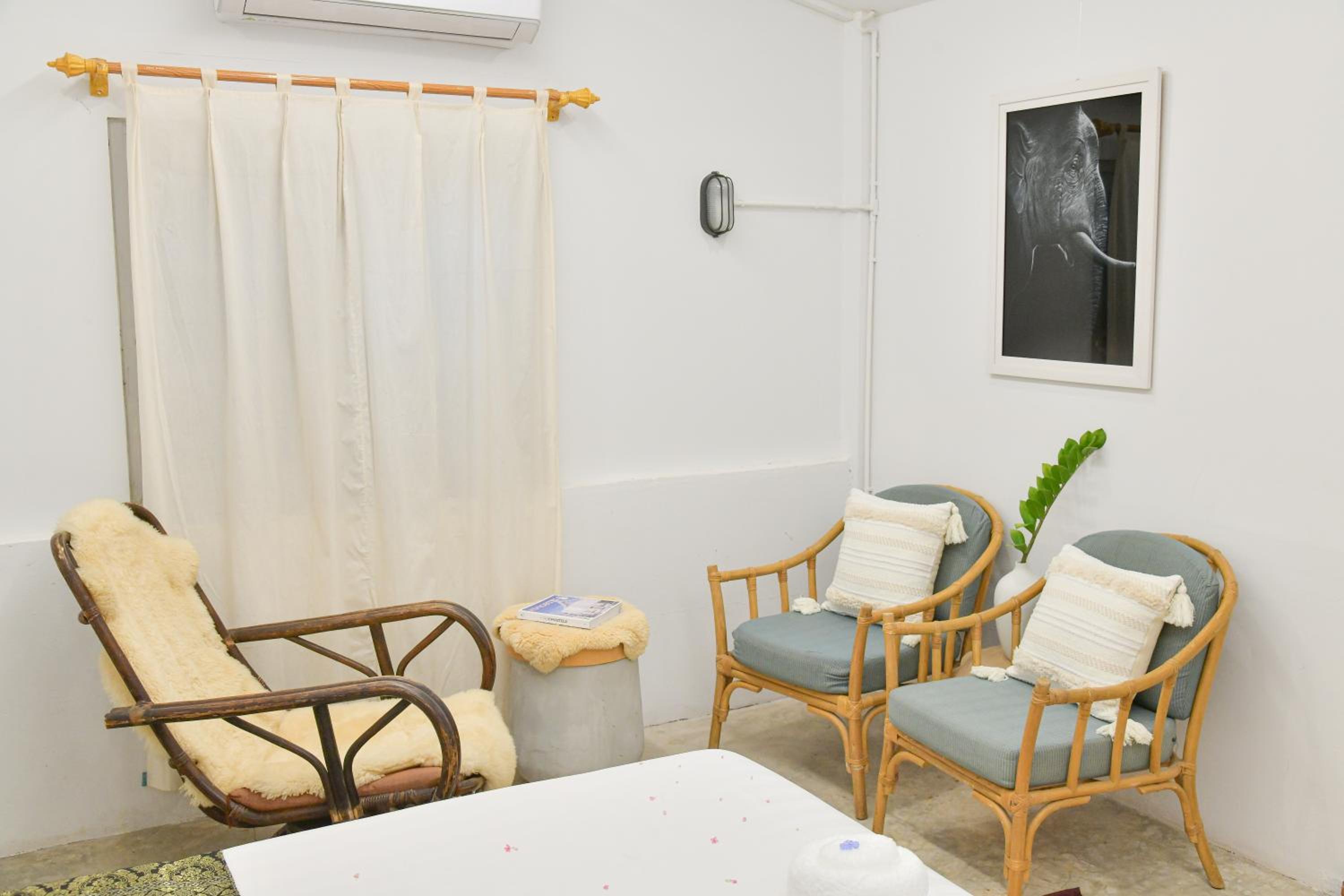 Deluxe King Room - Photo 6