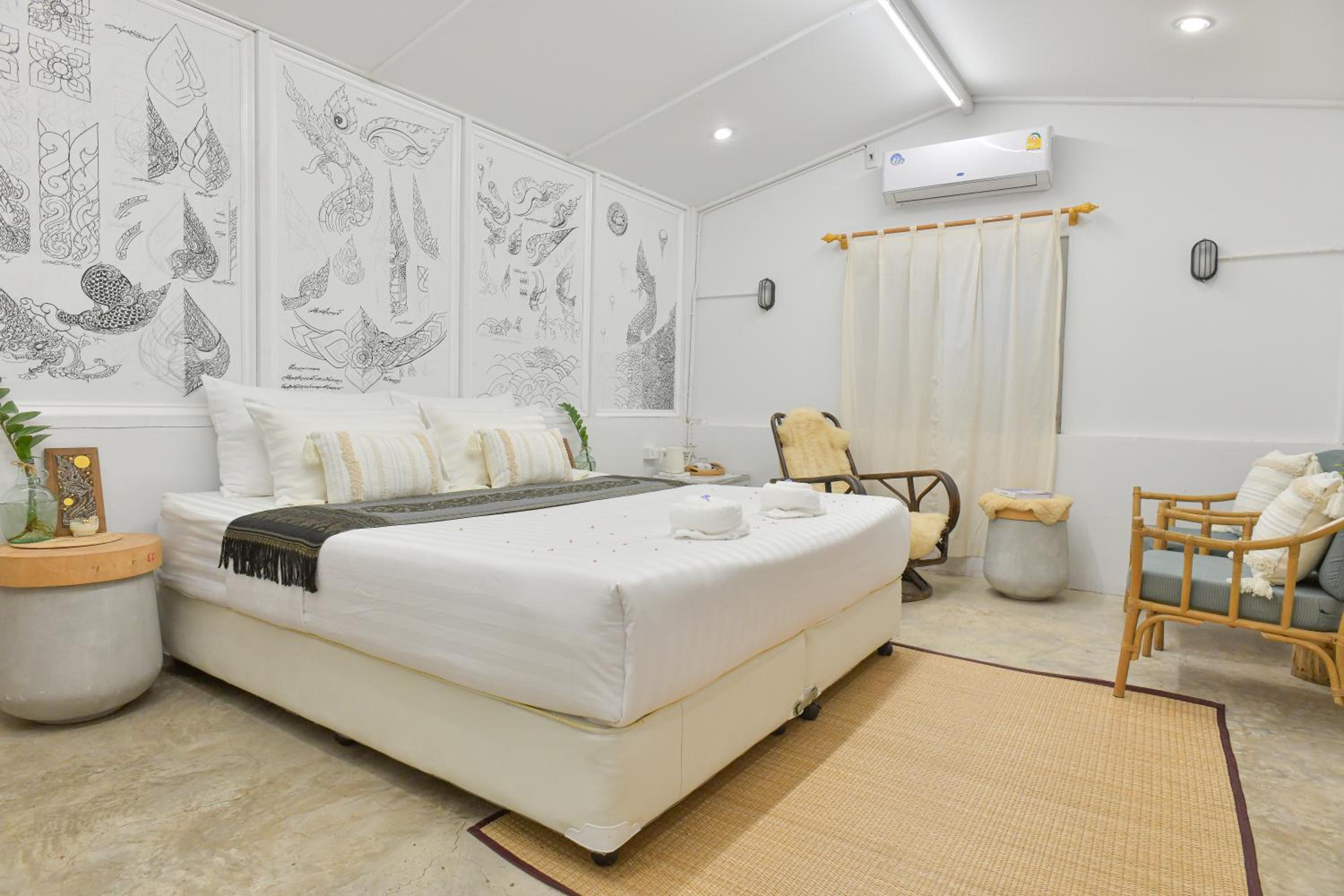 Deluxe King Room - Photo 18