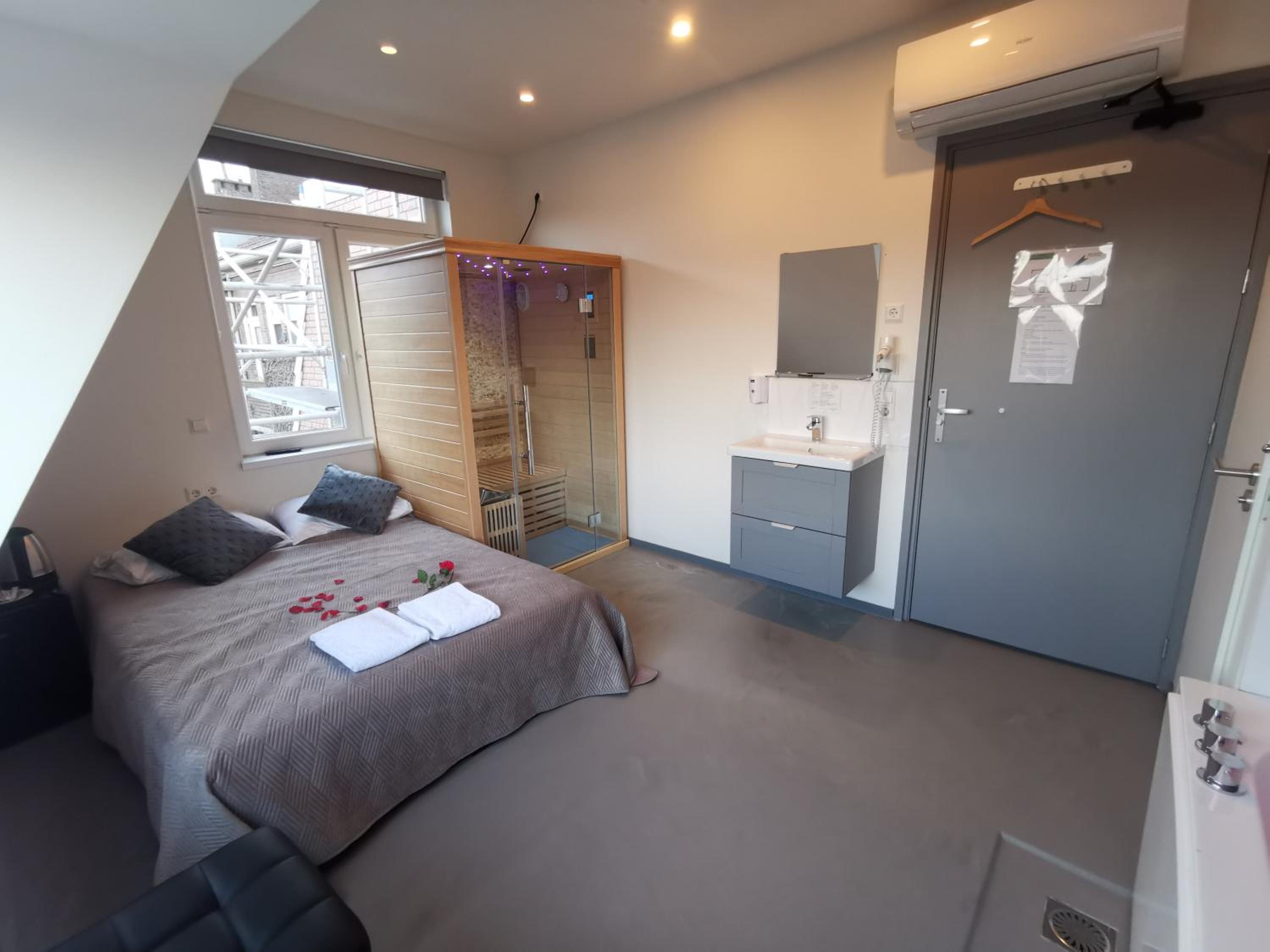 Deluxe Double Room with Bath photo 1