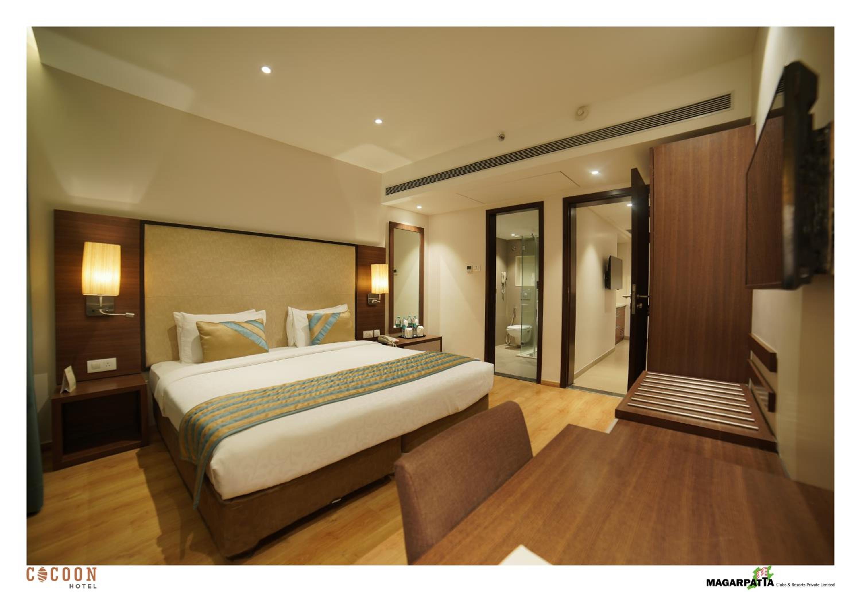Silk Suite with Balcony - Photo 4