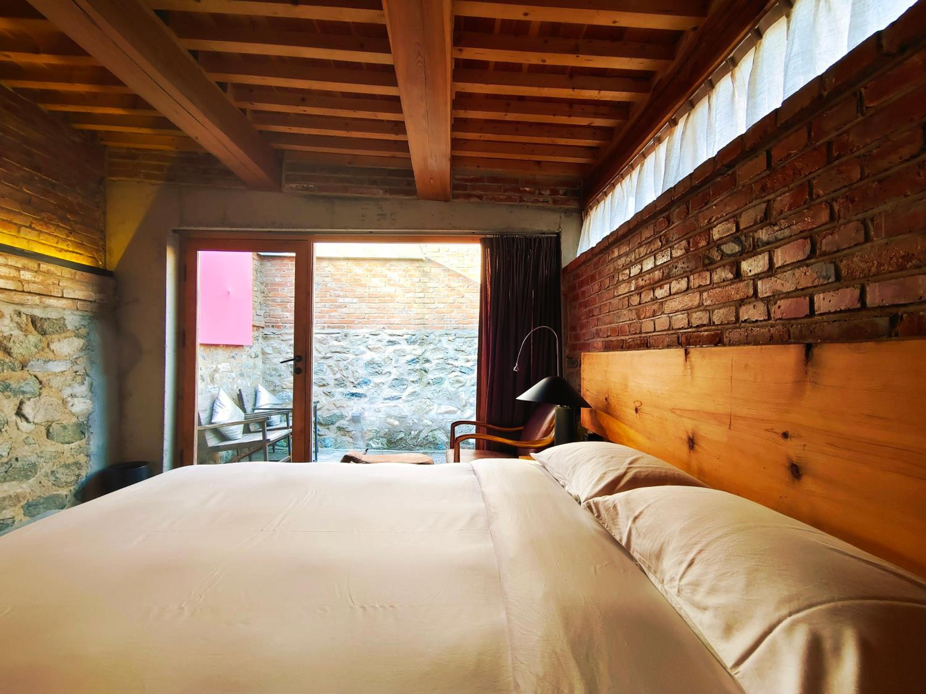 A Queen Room with Private Yard photo 3