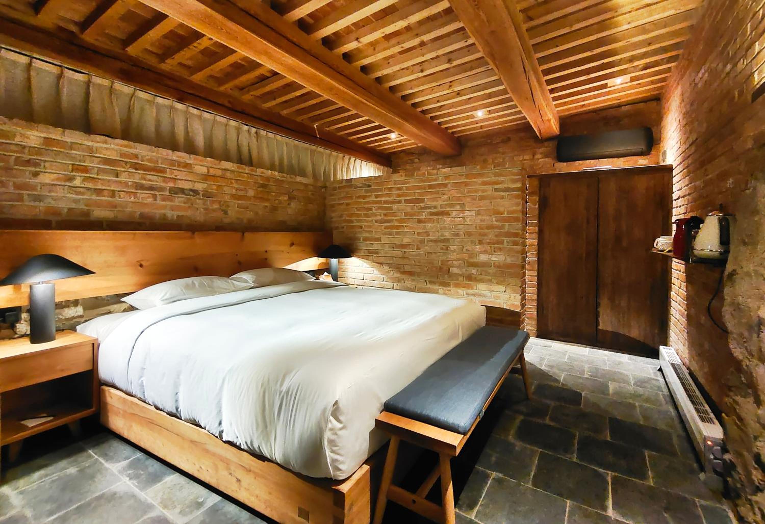 A Queen Room with Private Yard photo 2
