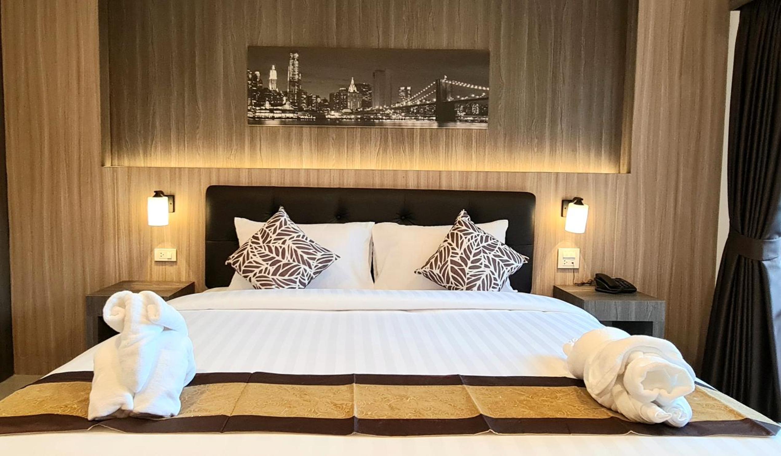 Deluxe King Room - Photo 1