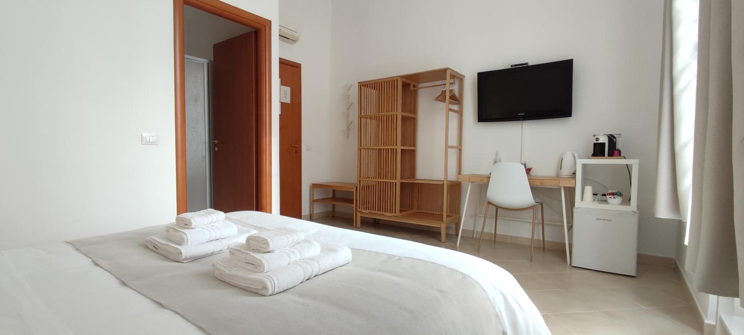 Double Room with Private Bathroom - Photo 9