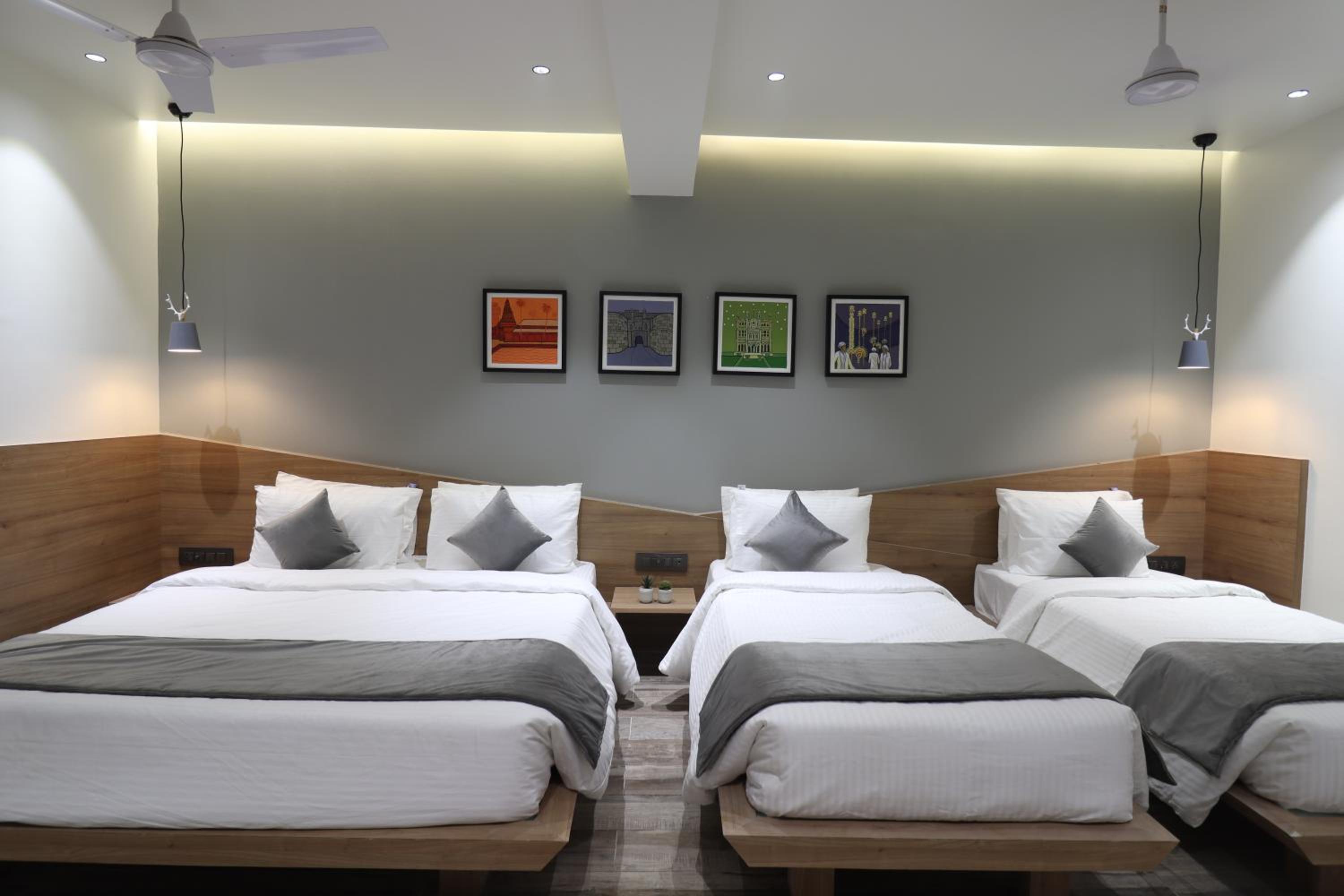 Standard Family Room - Photo 3