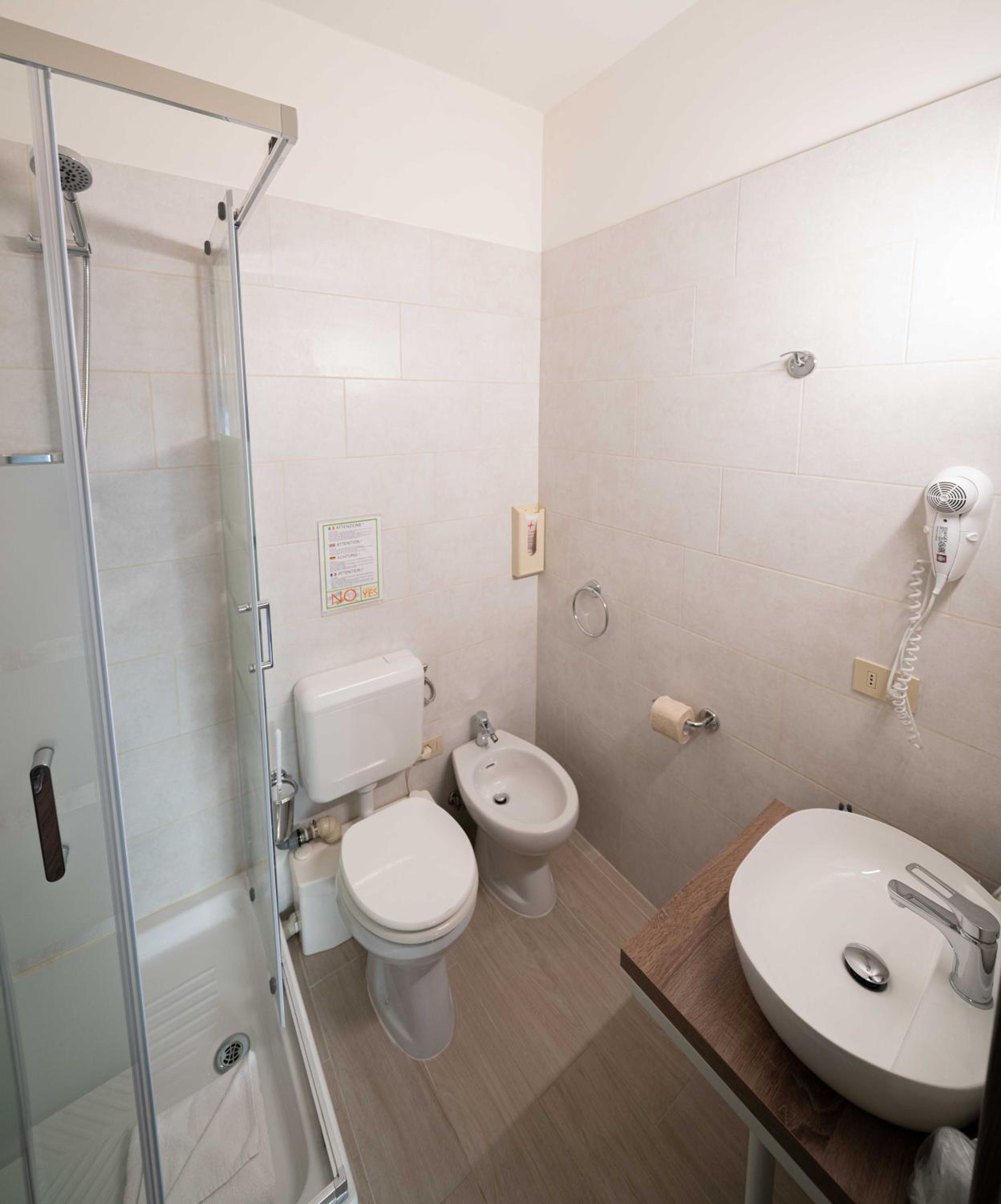 Large Quadruple Room - Photo 2
