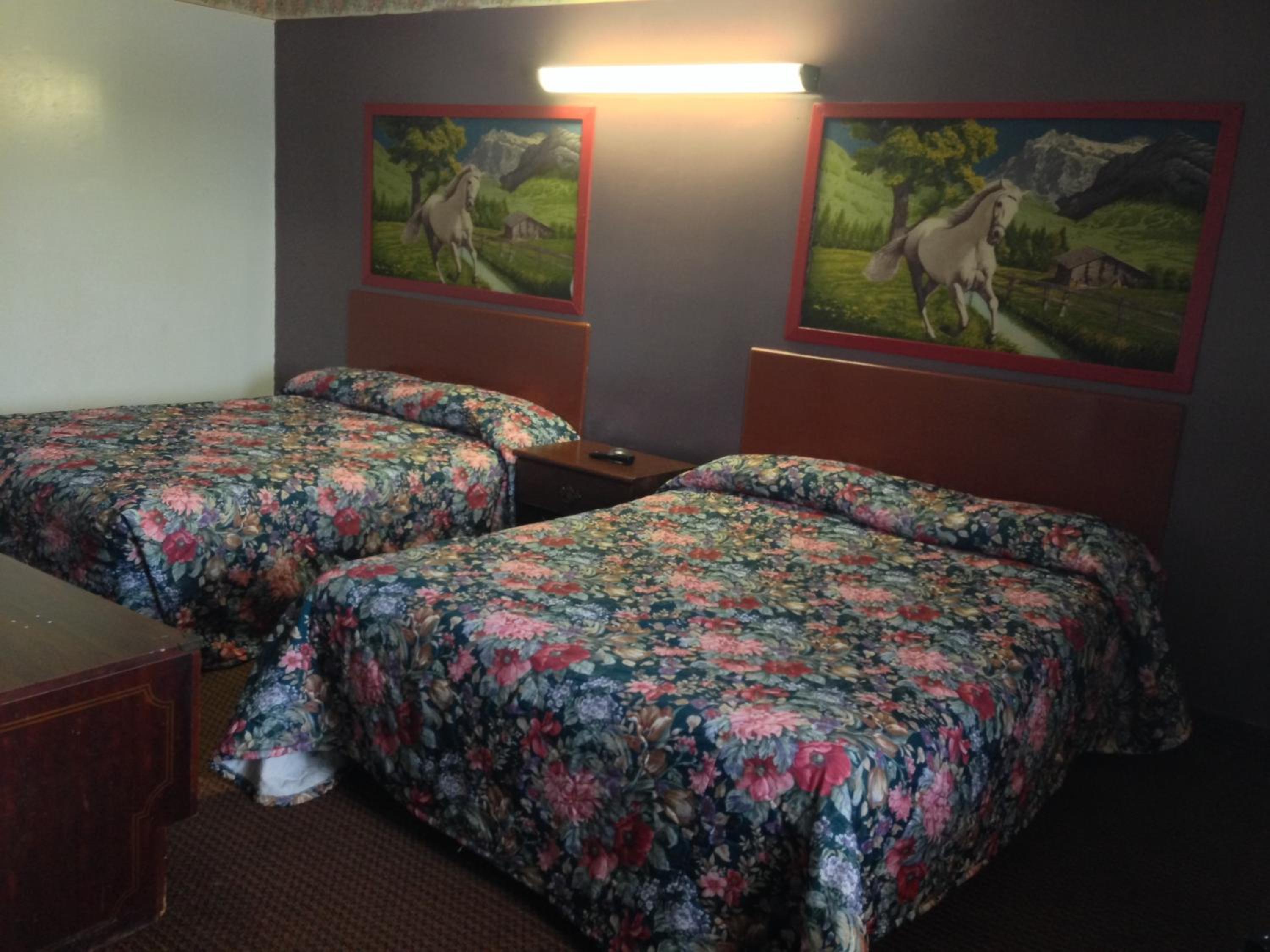Queen Room with Two Queen Beds - Photo 19