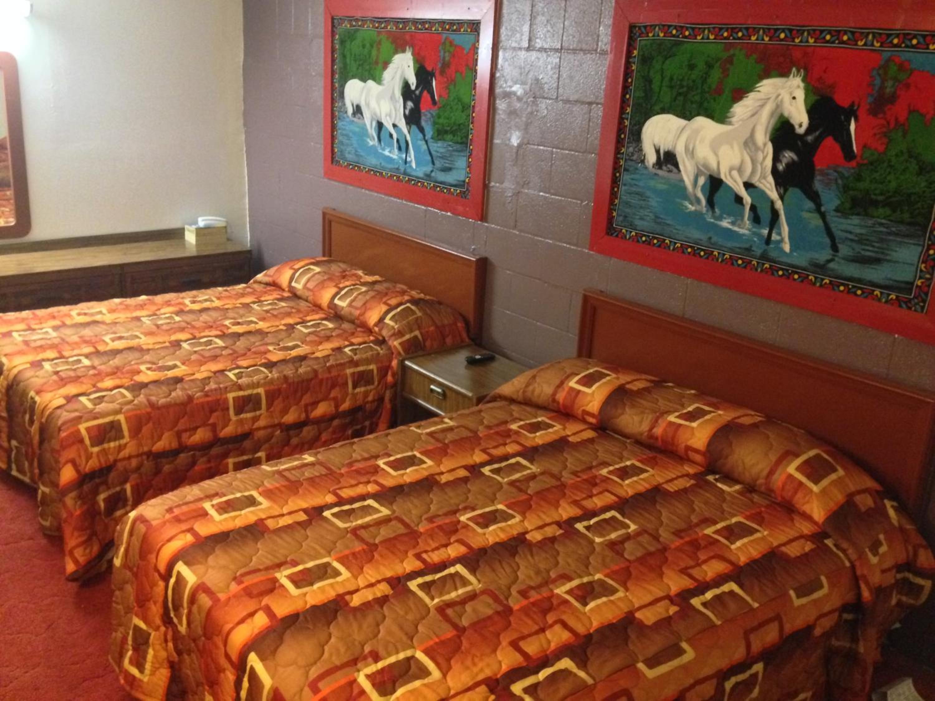 Queen Room with Two Queen Beds - Photo 20