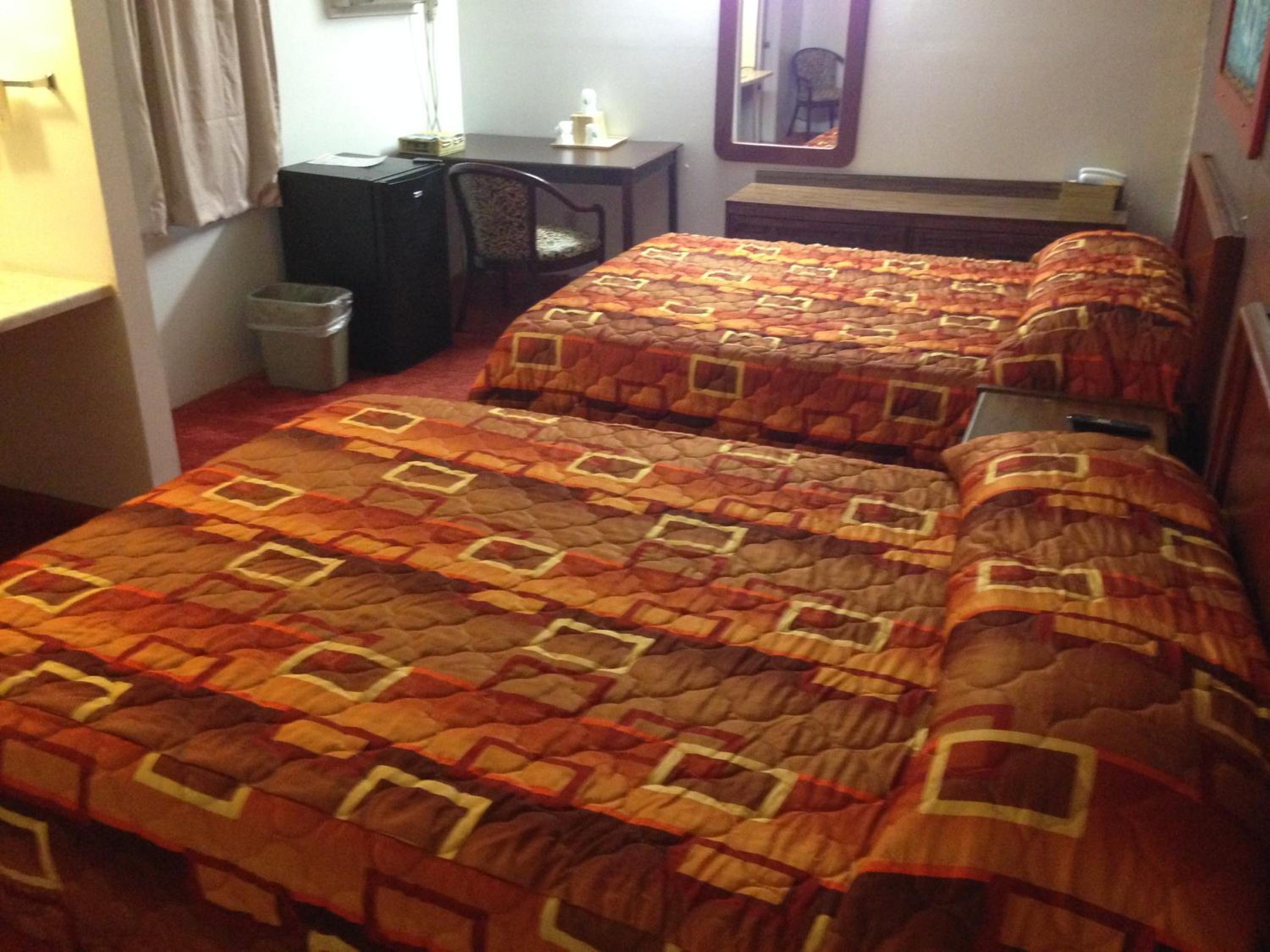 Queen Room with Two Queen Beds - Photo 21
