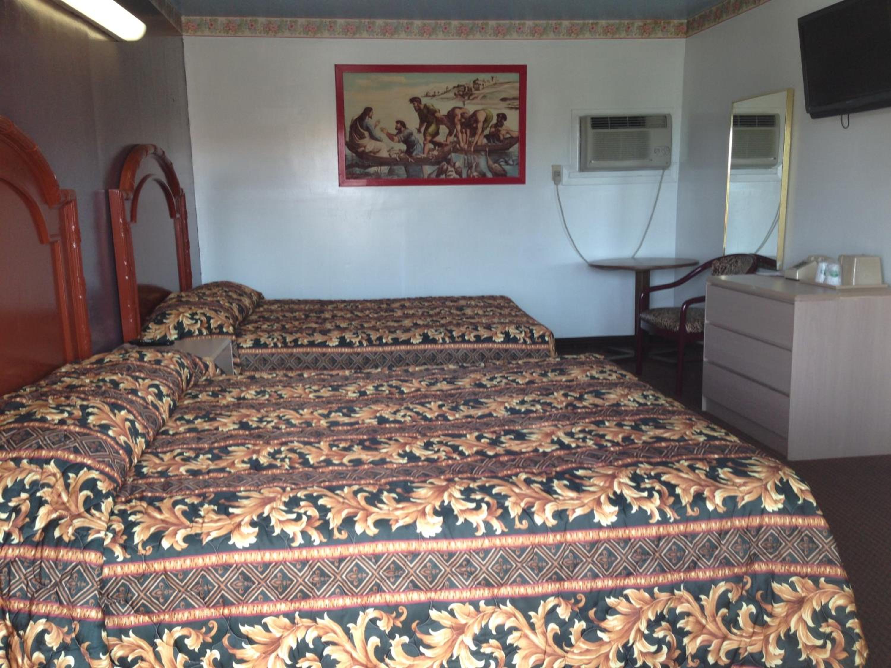 Queen Room with Two Queen Beds - Photo 15