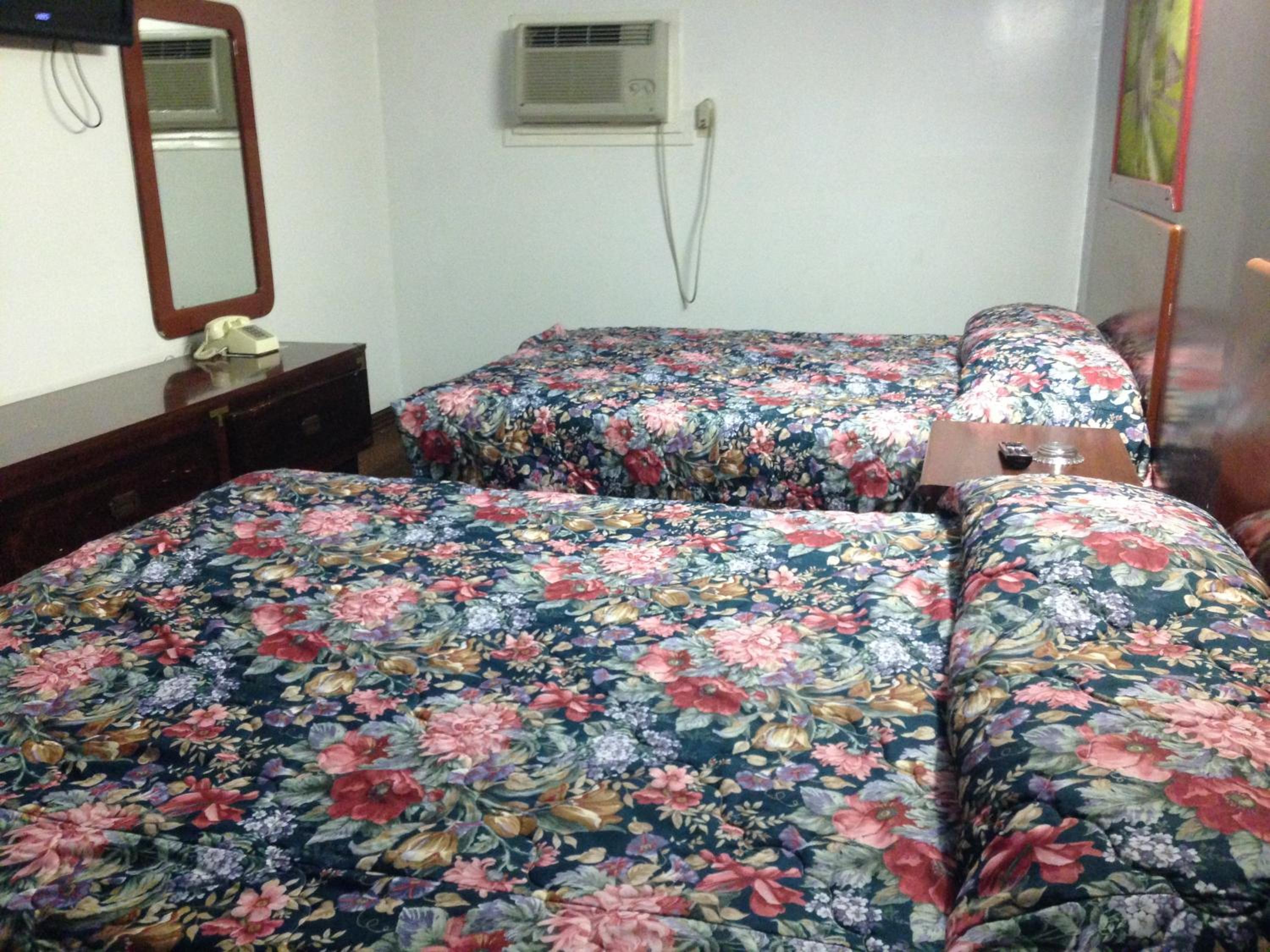 Queen Room with Two Queen Beds - Photo 16