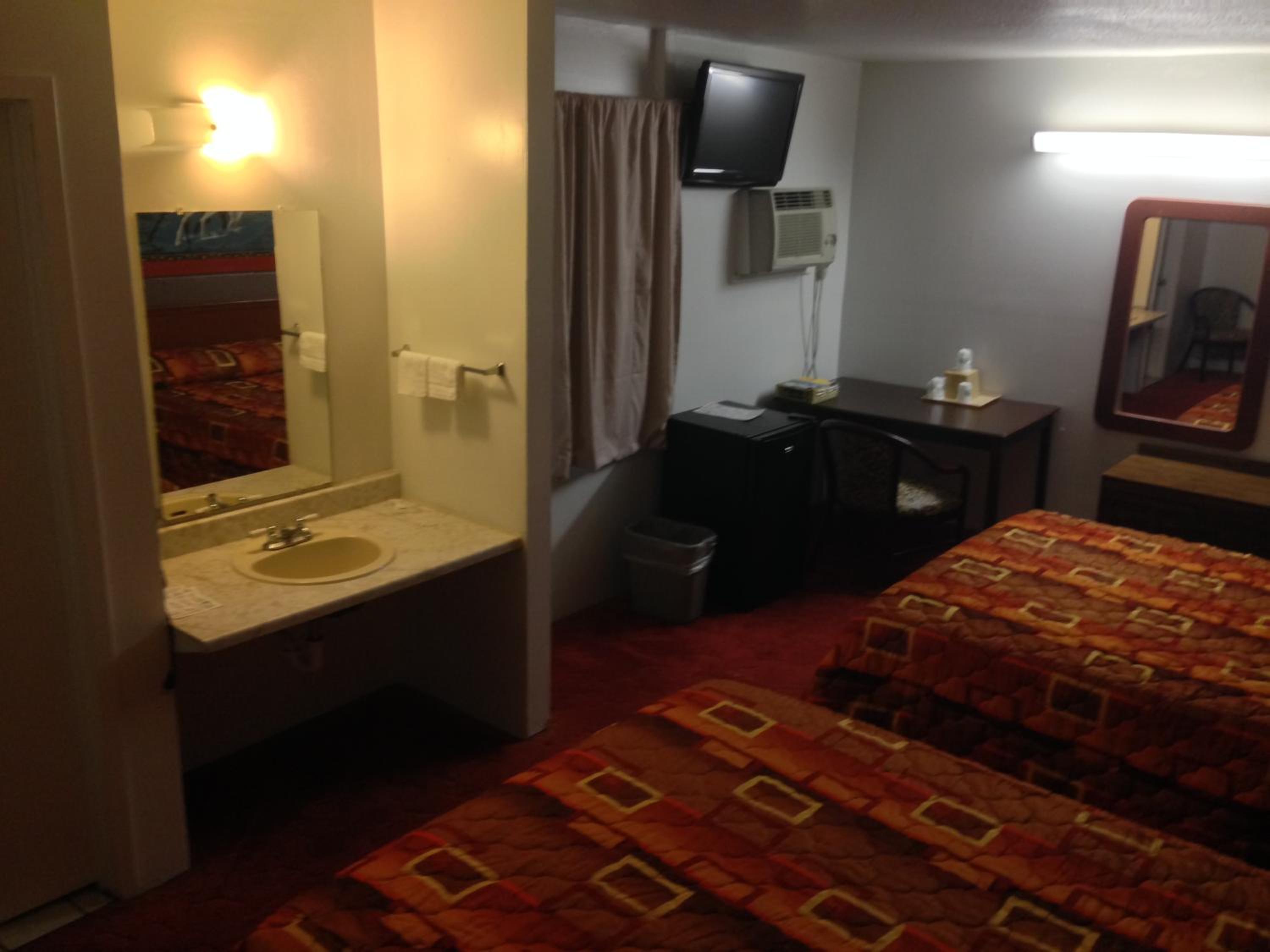 Queen Room with Two Queen Beds - Photo 3