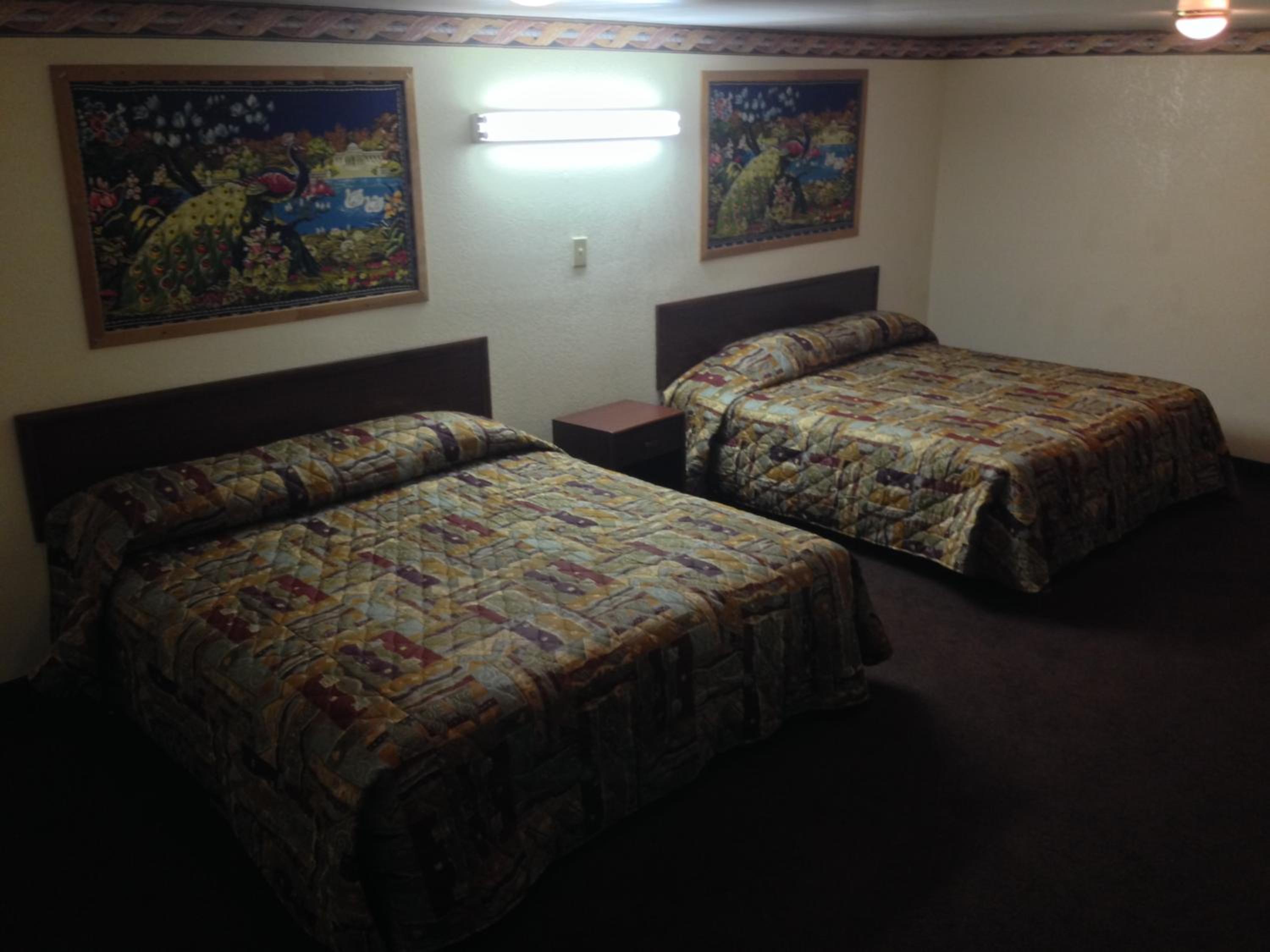 Queen Room with Two Queen Beds - Photo 4