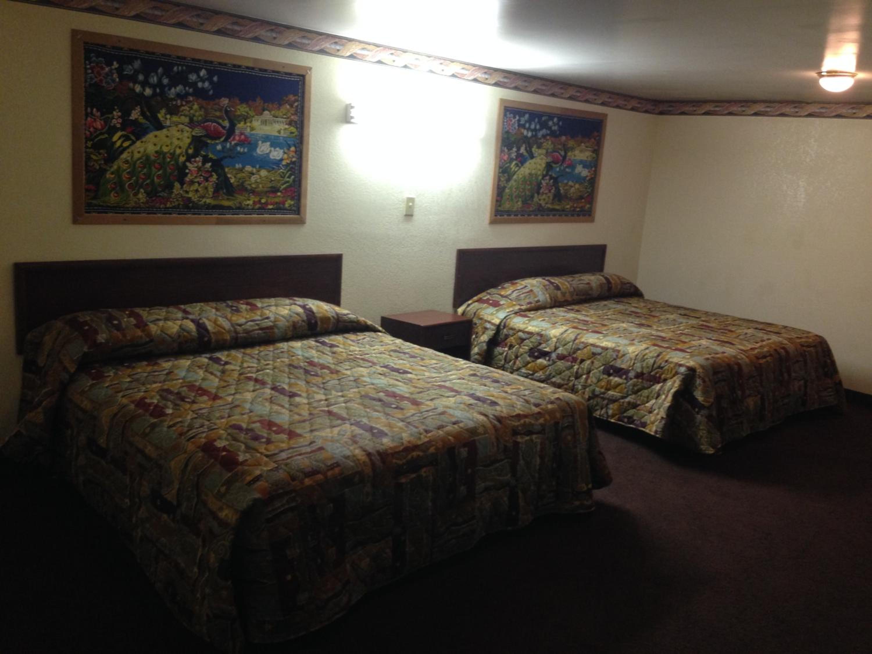 Queen Room with Two Queen Beds - Photo 5