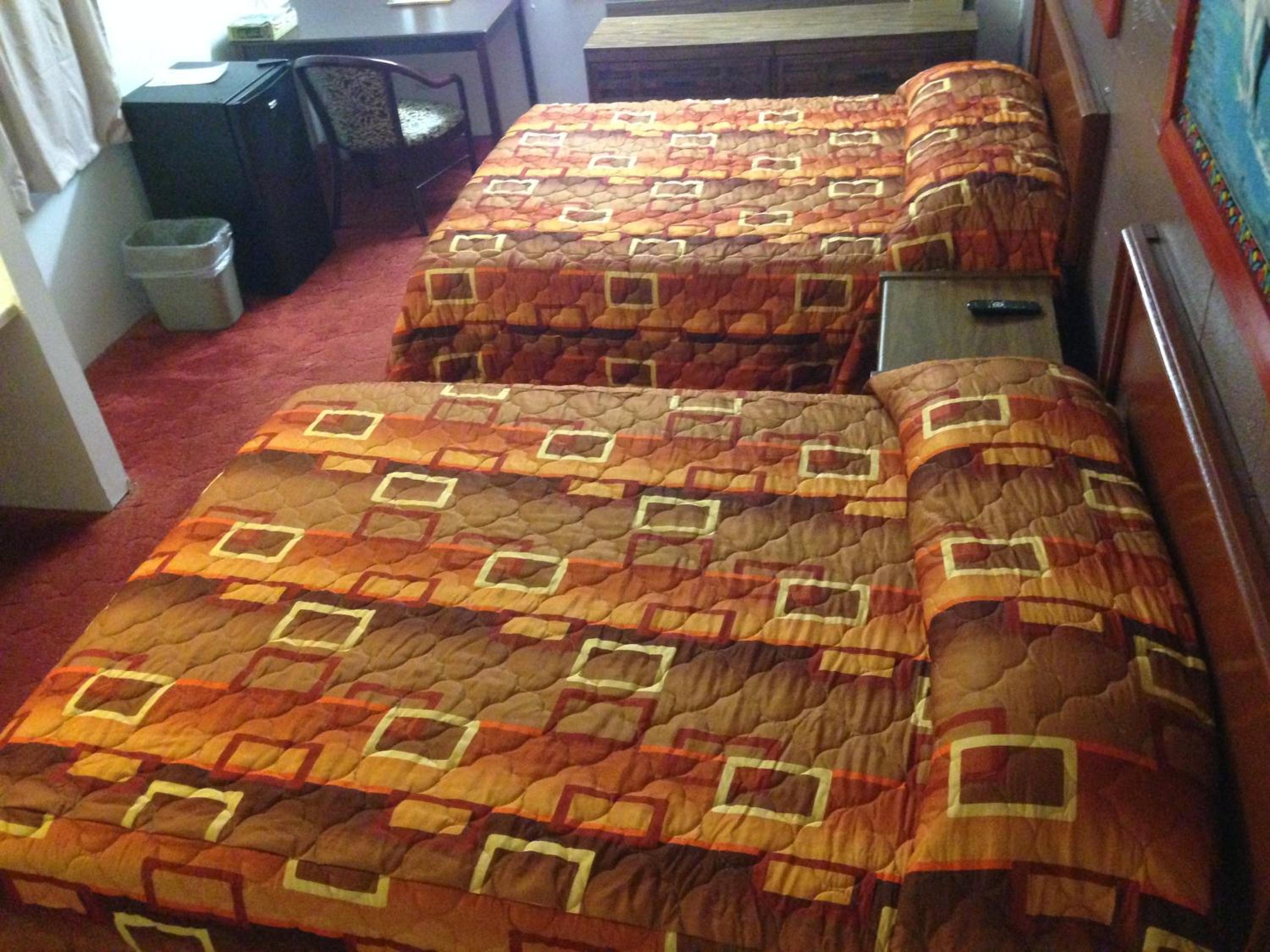 Queen Room with Two Queen Beds - Photo 8