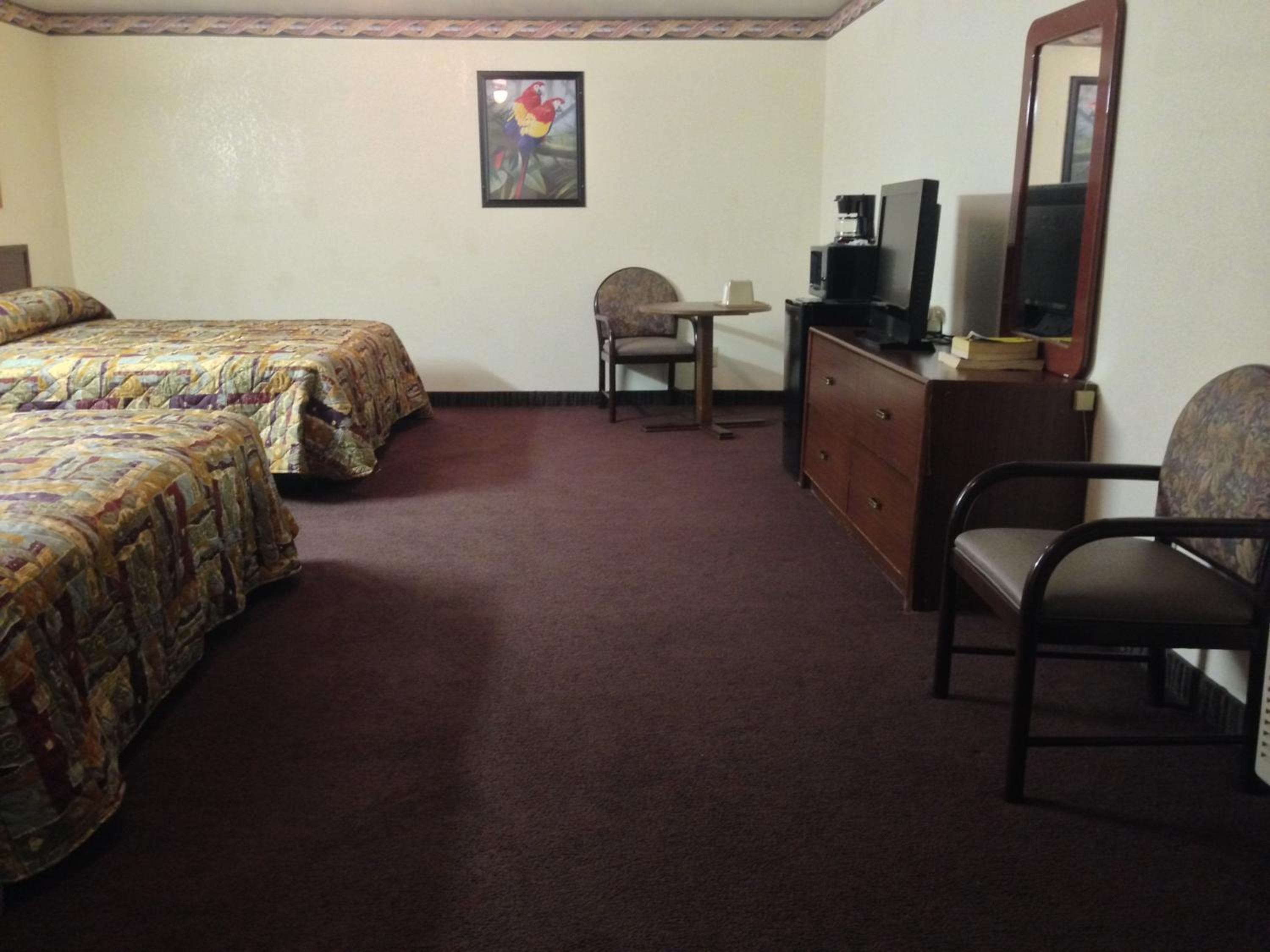 Queen Room with Two Queen Beds - Photo 7