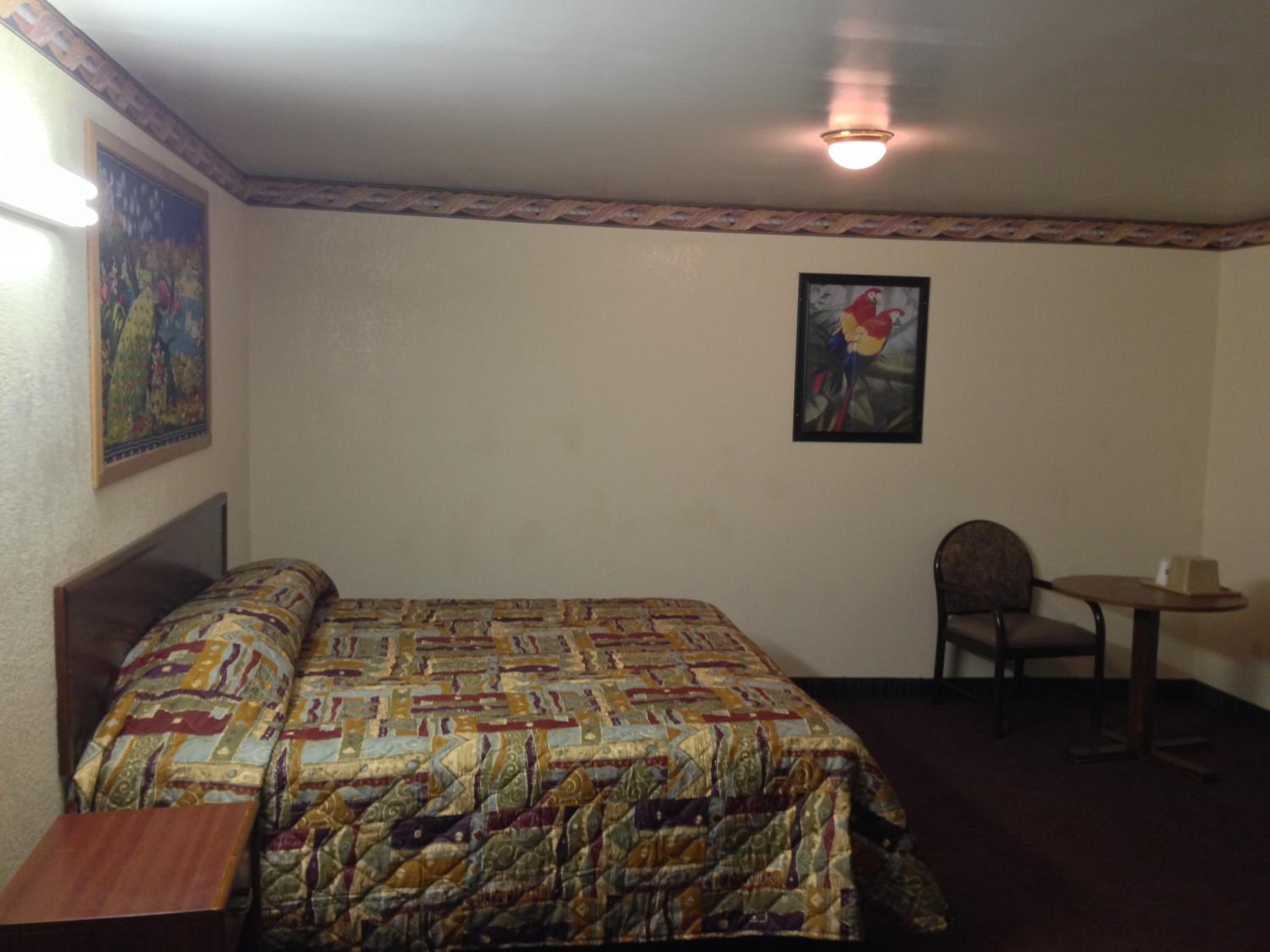 Queen Room with Two Queen Beds - Photo 9