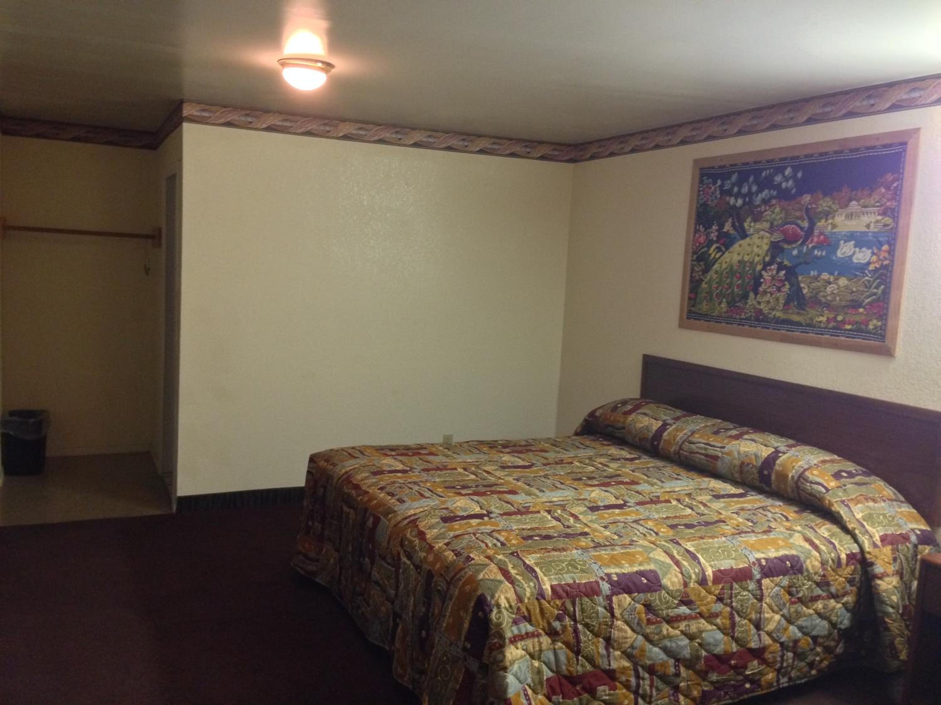 Queen Room with Two Queen Beds - Photo 10